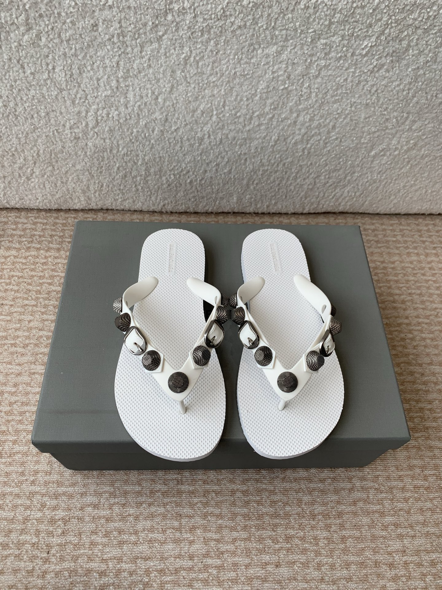 NO:416537,Balenciaga 25ss Spring and Summer New rivets Flip Flops Sandals Balenciaga's very classic rivet design is very sexy, and the wild self with rivets!  It is full of unruly style, with the special natural patterns on the inner upper clear and delicate, and has a natural beauty!  It's very feminine to wear!  The new colors are also very beautiful!  Size 36-40 (41. Customized non-returning), split-toe shoes, balenciaga, balenciaga, sandals19860909Balenciaga 巴黎世家 25ss春夏新款 铆钉 人字拖 凉鞋 巴黎世家非常经典的铆钉设计,非常性感,搭配铆钉的狂野自我！ 不羁风格满满,内里鞋面的特殊天然纹路清晰细腻,有一种自然美感！ 上脚特别有女人味！上新的新色搭配也都非常好看！ 码数36-40(41.定制不退换),分趾鞋,balenciaga,balenciaga,sandals,Women's Shoes