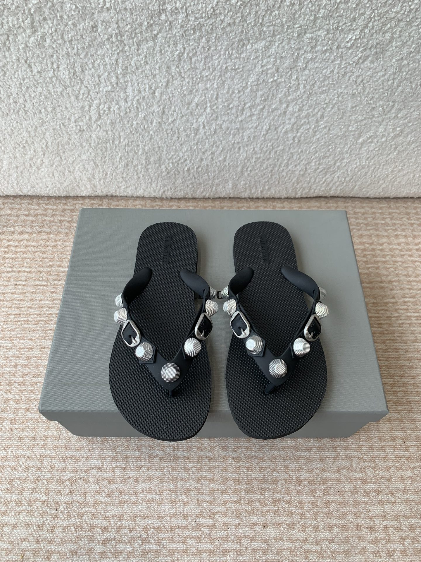 NO:416544,Balenciaga 25ss Spring and Summer New rivets Flip Flops Sandals Balenciaga's very classic rivet design is very sexy, and the wild self with rivets!  It is full of unruly style, with the special natural patterns on the inner upper clear and delicate, and has a natural beauty!  It's very feminine to wear!  The new colors are also very beautiful!  Size 36-40 (41 customized non-return and exchange), split-toe shoes, balenciaga, balenciaga, sandals19860909Balenciaga 巴黎世家 25ss春夏新款 铆钉 人字拖 凉鞋 巴黎世家非常经典的铆钉设计,非常性感,搭配铆钉的狂野自我！ 不羁风格满满,内里鞋面的特殊天然纹路清晰细腻,有一种自然美感！ 上脚特别有女人味！上新的新色搭配也都非常好看！ 码数36-40(41定制不退换),分趾鞋,balenciaga,balenciaga,sandals,Women's Shoes