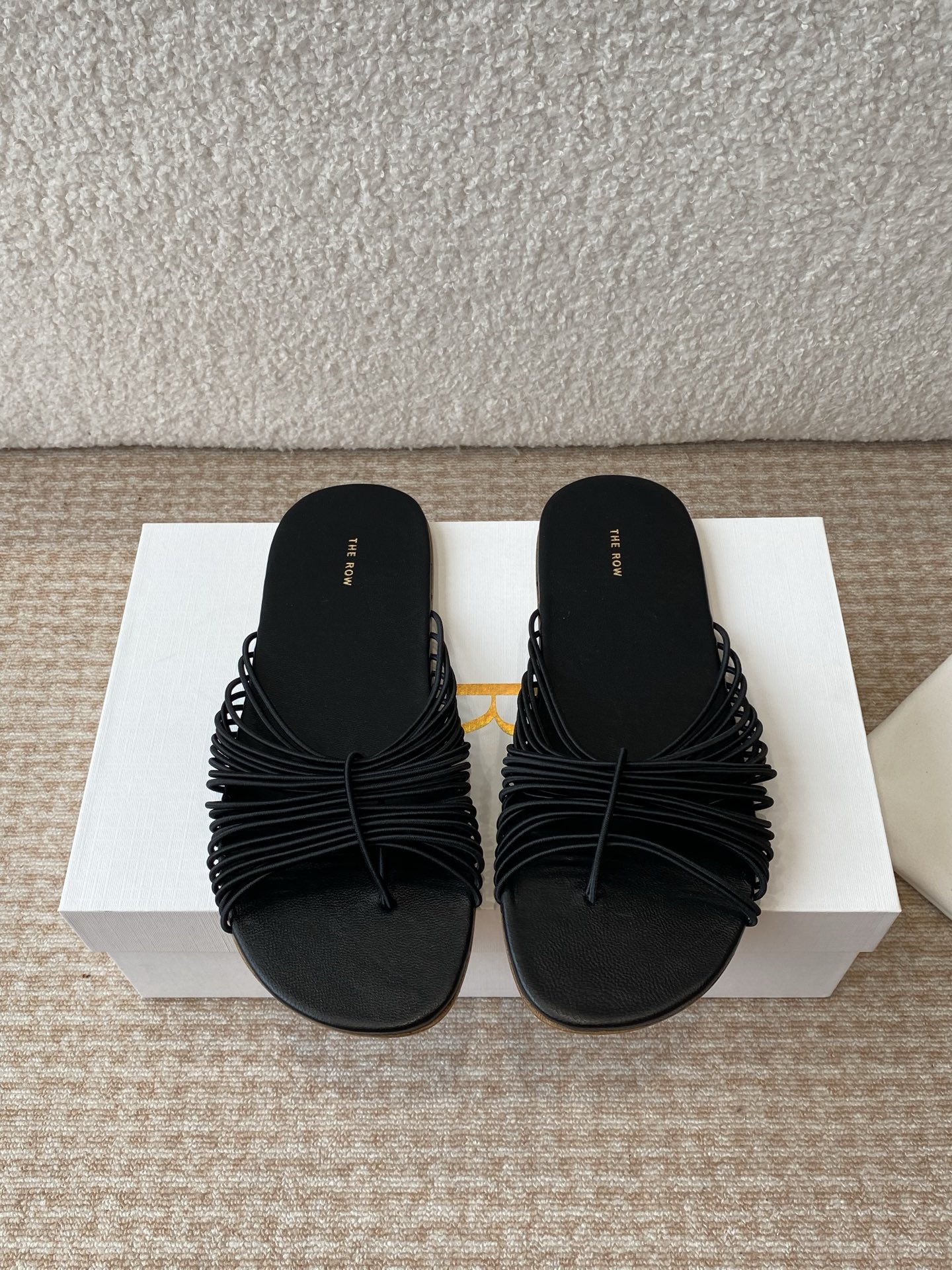 NO:402795,The Row's new Roman mesh mullet, I fell in love with this shoe at first sight, with a little retro flavor and a sexy and charming look!  Always minimalist style, without any logo embellishment, simple is high-end. This type of inclusiveness is quite wide-ranging. The imported cowhide is ductile in its own material, so you can wear it with a little thinner or a little fleshy foot. It has a very good wrapping ability, and it will fit more and not be swept. This slipper is really good for long trousers and long skirts. The breathable mesh looks very cool and sexy, high-end, simple and design-oriented, and wears it very frequently in summer. It is very easy to match. Ten thousand recommendations. Imported cowhide uppers, imported grain mixed sheepskin, very comfortable and soft, the sole uses imported Italian leather sole Size#35-40 (40 custom made without return and exchange), slippers, slippers, skirts, cowhide, sheepskin, Leather soles19860909The Row新款罗马网纱穆勒拖,第一眼看到这个鞋子就爱上了,带点复古味随性搭配性感迷人好看！一贯极简风格,没有任何logo点缀,简单即是高级 这一款包容性挺广的,材质进口牛皮本身就有延展性所以瘦一点还是肉一点的脚都能穿 它的包裹性很好,走起来会更贴合不会甩很舒适. 这种拖鞋真的好适合长裤长裙,透气织网的样子很清凉小性感,高级简单又有设计感夏日穿着频率很高,非常好搭配,一万个推荐. 鞋面进口牛皮 垫脚进口粒面混种羊皮,非常舒适柔软,大底采用进口意大利真皮大底 Size#35-40（40订做不退换）,拖鞋,slippers,skirts,cowhide,sheepskin,Leather soles,Women's Shoes