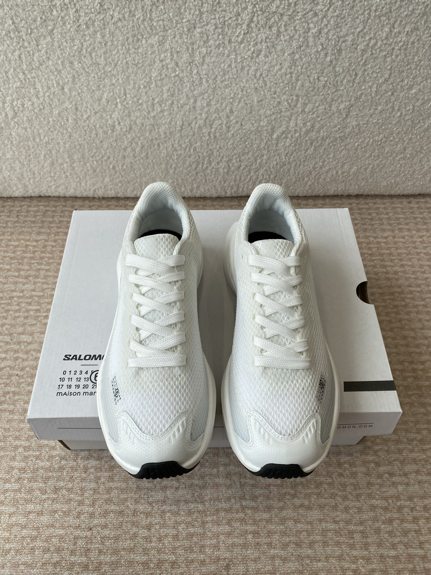 NO:402789,(Official website synchronous box packaging) MM6 x SALOMON - 2025 spring and summer series shoes jointly developed by Spectur Maison Margiela and SALOMON, based on the road running shoes Spectur 2, the upper is made of large hole mesh material with the same color pressing glue and cut sheet. The side of the shoe has the brand logo of both parties, and the materials cover polyester fiber, polyurethane, rubber, etc.; it is equipped with full-length carbon fiber board Energy Blade and Energy Foam cushioning system, with thickened and widened rear palm, which has both propulsion, cushioning rebound and stability. Size Women 35-40 Men 39-44, Dad shoes, masion margiela19860909（官网同步盒包装） MM6 x SALOMON - Spectur Maison Margiela与SALOMON合作的2025春夏系列鞋款,以公路跑鞋Spectur 2为基础,鞋面采用大孔网眼材质搭配同色系压胶与裁片,鞋侧有双方品牌标识,材质涵盖聚酯纤维、聚氨酯、橡胶等； 它搭载全长碳纤维板Energy Blade与Energy Foam缓震系统,后掌加厚加宽,兼具推进力、缓震回弹与稳定性. Size女35-40 男39-44,老爹鞋,masion margiela,Women's Shoes