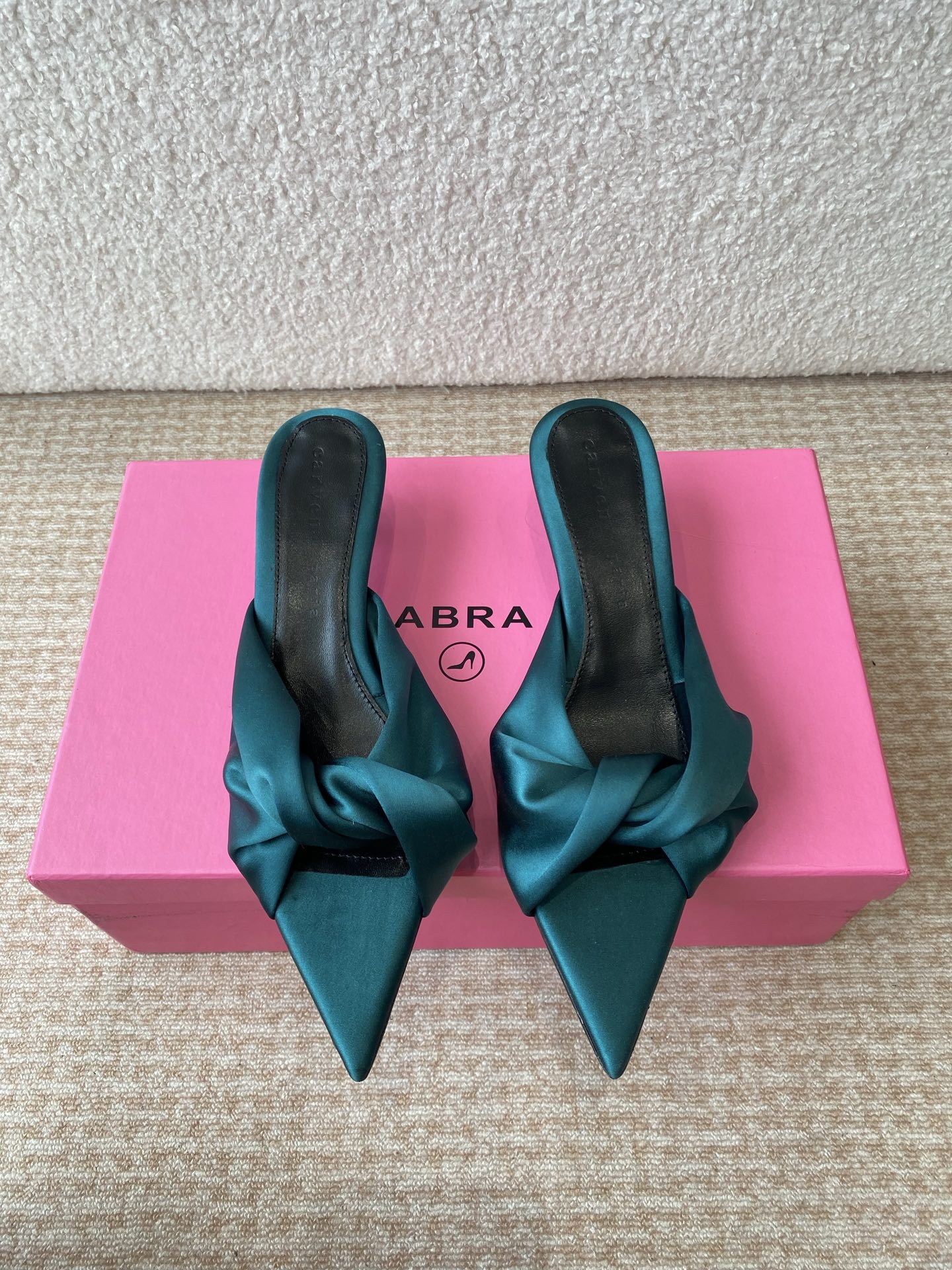 NO:402783,CAR VEN 25ss New spring and summer style, pointed bow drag This season is so surprising, the long-lost minimalist beauty in the fashion industry, dopamine color matching, effortless elegant style coming to fashion, exquisite, beautiful wear is the fashionable essence of fairy piaopiao. Imported silk fabric, sheepskin lining, Italian imported leather sole Size35-40 (40 custom made without return and exchange), high heels, slippers, sheepskin, real silk, Leather soles19860909CAR VEN 25ss 春夏季新款 尖头蝴蝶结拖 这一季太让人惊喜了,时尚界久违的极简之美,多巴胺配色 毫不费力的优雅风来袭时髦 精致 绝美穿上就是仙飘飘的时髦精 进口真丝布面料 羊皮内里 意大利进口真皮大底 Size35-40（40定制不退换）,高跟鞋拖鞋,high heels,slippers,sheepskin,real silk,Leather soles,Women's Shoes