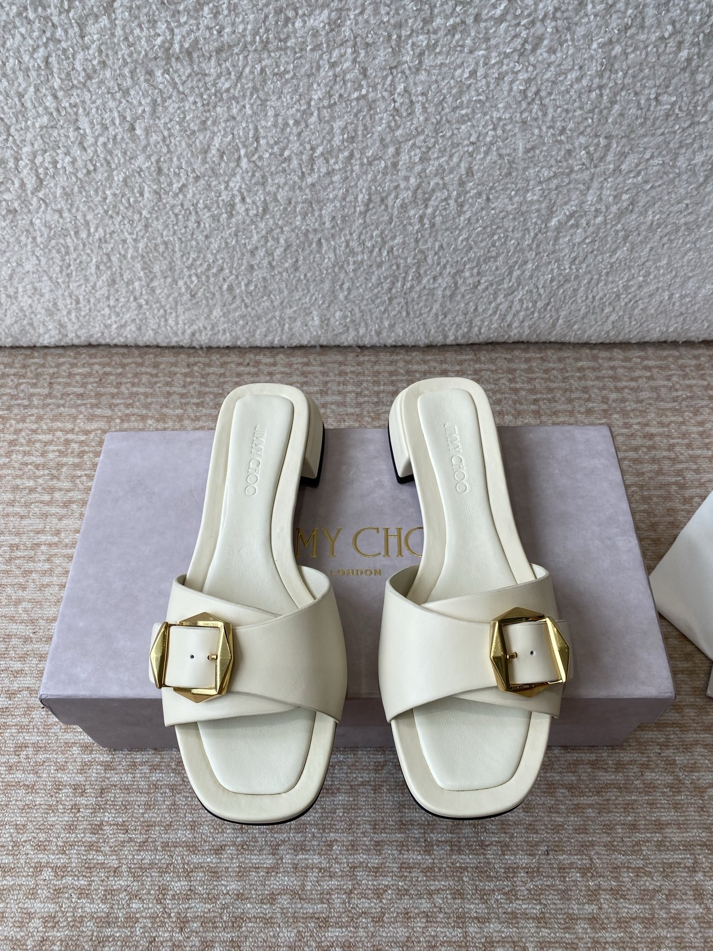 NO:402771,Jimmychoo, Jimmy Week 2025ss, square head, small thick heels, slippers are simple and elegant, with a craftsmanship back, giving people a refreshing and atmospheric feeling!   The same style as superstar Kendou, famous models, and the same style of trendy shoes as famous socialites from all walks of life!  Different and charming sandals, all four colors are all in one go!  Fabric: Imported calf leather Inner: Imported lambskin Outsole Italian leather outsole Size# 35-39, slippers, jimmy choo, jimmy choo, sandals, slippers, cowhide, sheepskin, Leather soles19860909莞产Jimmychoo 吉米周2025ss,方头 小粗跟 拖鞋 简约大气,后带工形 给人清爽大气的感觉！  巨星肯豆同款 著名模特 各界名媛网红同款潮鞋！与众不同 风情万种凉鞋 四色齐发！ 面料:进口小牛皮 内里:进口小羊皮 大底意大利真皮大底 Size# 35-39,拖鞋,jimmy choo,jimmy choo,sandals,slippers,cowhide,sheepskin,Leather soles,Women's Shoes