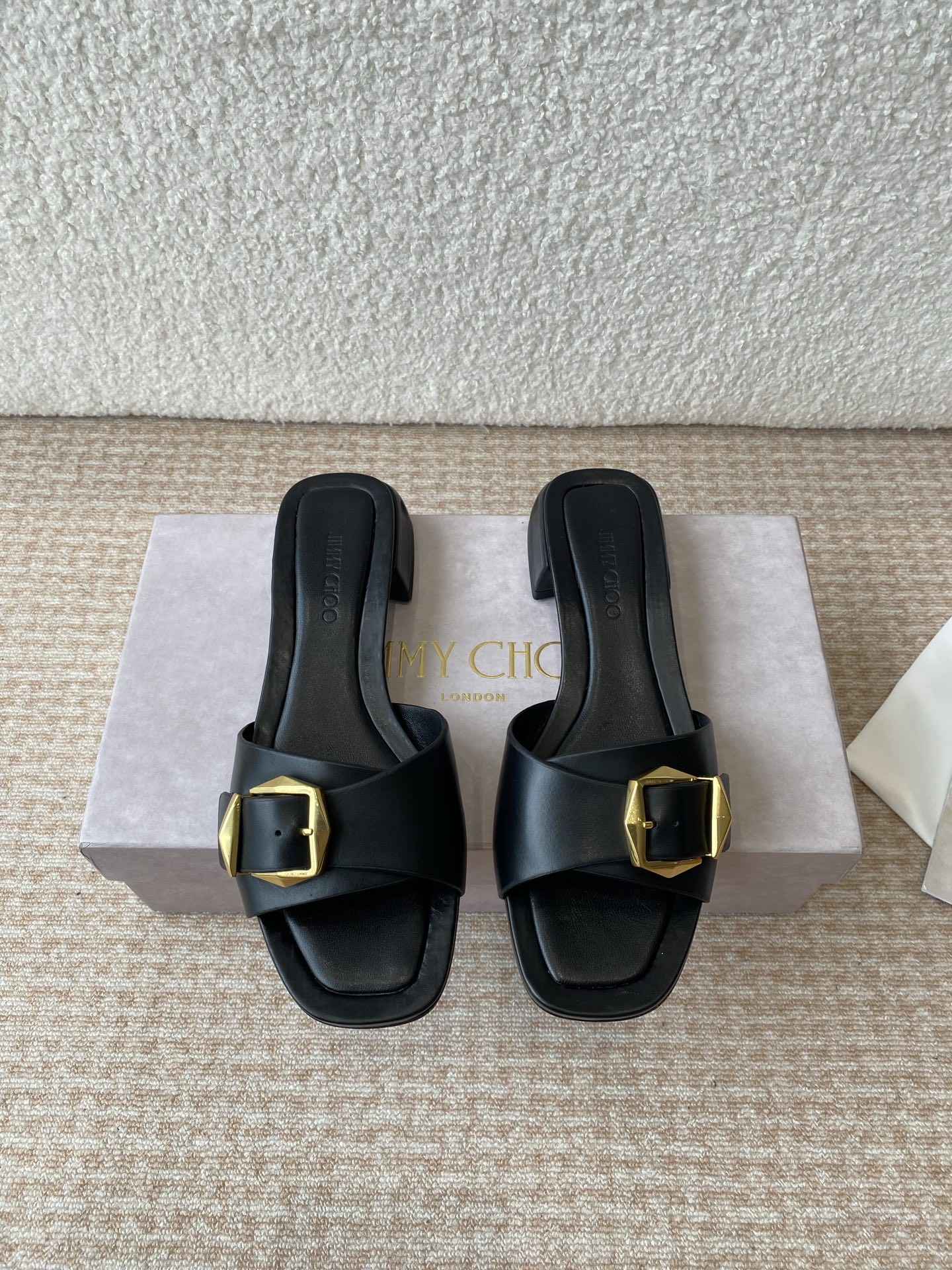 NO:402777,Jimmychoo Jimmy Week 2025ss, square head, small thick heels, slippers are simple and elegant, with a craftsmanship back, giving people a refreshing and atmospheric feeling!   The same style as superstar Kendou, famous models, and the same style of trendy shoes as famous socialites from all walks of life!  Different and charming sandals, all four colors are all in one go!  Fabric: Imported calf leather Inner: Imported lambskin Outsole Italian leather outsole Size# 35-39, slippers, jimmy choo, jimmy choo, sandals, slippers, cowhide, sheepskin, Leather soles19860909Jimmychoo 吉米周2025ss,方头 小粗跟 拖鞋 简约大气,后带工形 给人清爽大气的感觉！  巨星肯豆同款 著名模特 各界名媛网红同款潮鞋！与众不同 风情万种凉鞋 四色齐发！ 面料:进口小牛皮 内里:进口小羊皮 大底意大利真皮大底 Size# 35-39,拖鞋,jimmy choo,jimmy choo,sandals,slippers,cowhide,sheepskin,Leather soles,Women's Shoes