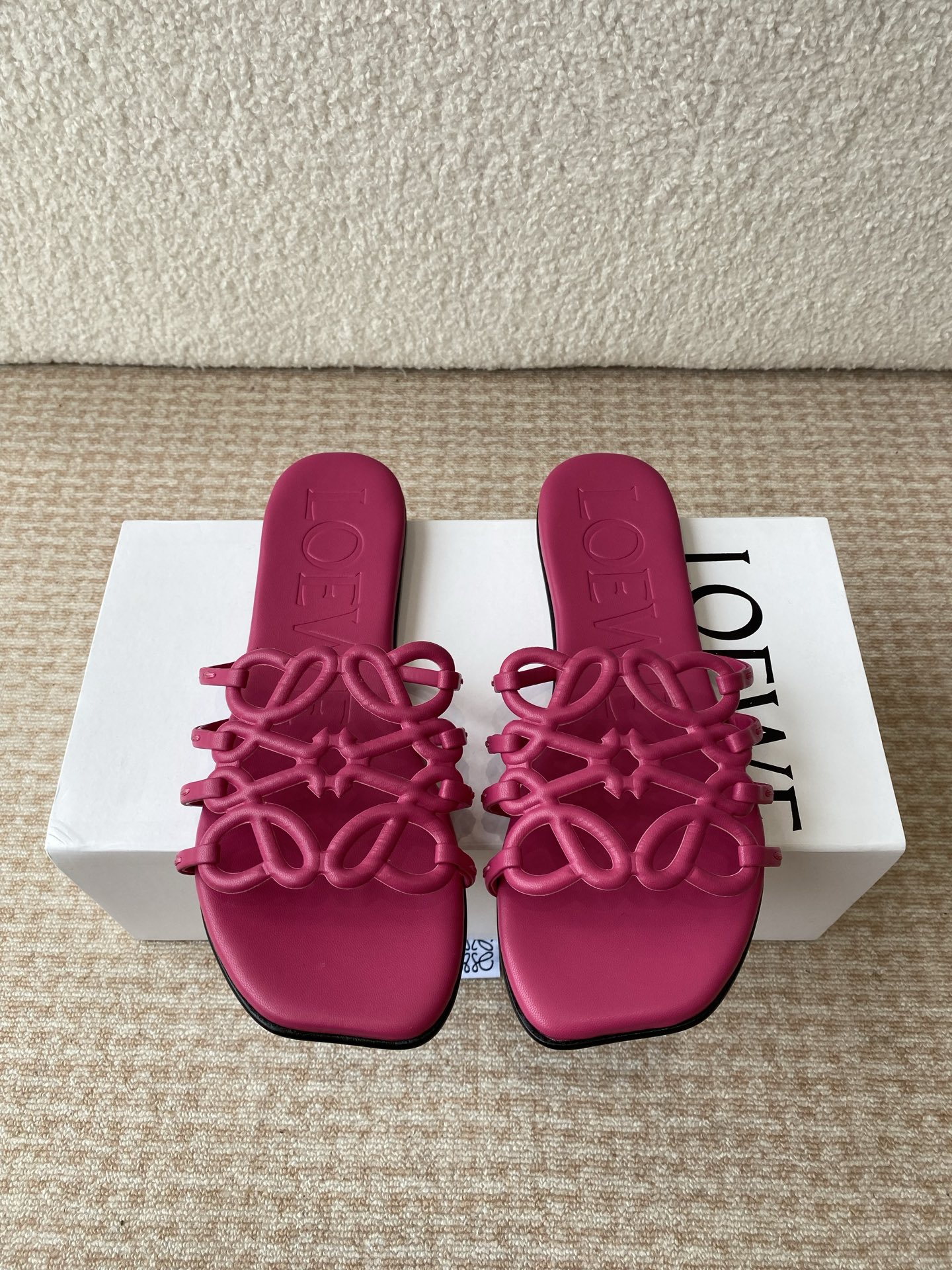 NO:402762,LOEWE 25ss Spring and summer new product slippers Crazy grass planting simple design feels cleaner and more elegant, making you miss it. The color is also very pleasing and beautiful. The instant you put on your feet, it is full of temperament and aura, which is invincible and handsome. The upper is made of cowhide print, the inside is tiptoed, sheepskin, Italy imported injection molded leather sole Size#35-42 (40 41 42 customization, no return or exchange), slippers, loewe, loewe, slippers, cowhide, sheepskin, Leather soles19860909LOEWE 罗意威 25ss 春夏新品 拖鞋 疯狂种草简约设计感觉更干净优雅 让你念念不忘 颜色也很耐看漂亮,上脚瞬间气质十足气场,简直无敌帅气有型 鞋面采用牛皮印花 内里踮脚 羊皮 意大利进口注塑真皮大底 Size#35-42（40 41 42定制不退换）,拖鞋,loewe,loewe,slippers,cowhide,sheepskin,Leather soles,Women's Shoes