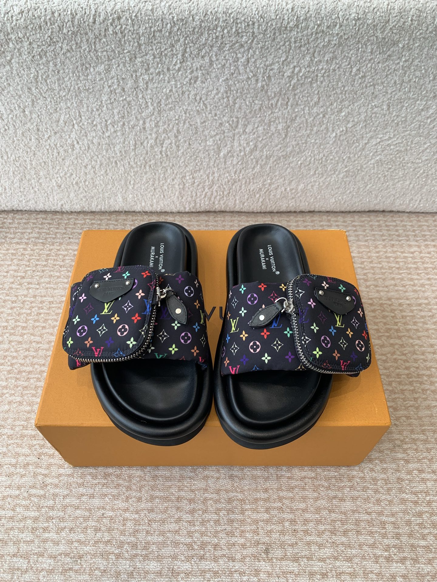 NO:409008,Men's 10Louis vuitto* 25ss face, couple's style, bread drag, another hit, latest, emphasis, real down filling, top-end version, super popular presbyopia slippers, the foot feel of the bread, soft and super comfortable, donkey fans are so lucky this year, love, to be honest, is it much more comfortable than Hermes' second uncle's slippers, okay? The design of Velcro is wide, so you can make your feet look thin and beautiful. Summer favorite!  !  This design is so fashionable and the cool style can be matched!  !  Size#Male and Female 35-45, Slippers, hermes, louis vuitton, louis vuitton, louis vuitton, slippers, down jacket19860909男款10Louis vuitto* 25ss面 情侣款 面包拖 又一爆款 最新 强调 真羽绒填充 顶配版本 LV一出即巅峰的超爆款的老花拖鞋面包的脚感 软绵绵的超舒服 今年驴粉们太有福了 爱了 说实话比爱马仕的二舅拖鞋舒服多了好吗 魔术贴的设计宽宽的可以显的脚好瘦好好看 夏天最爱！！ 这个设计太时尚了 酷酷的风格也可以搭配！！ Size#男女35-45,拖鞋,hermes,louis vuitton,louis vuitton,louis vuitton,slippers,down jacket,Women's Shoes