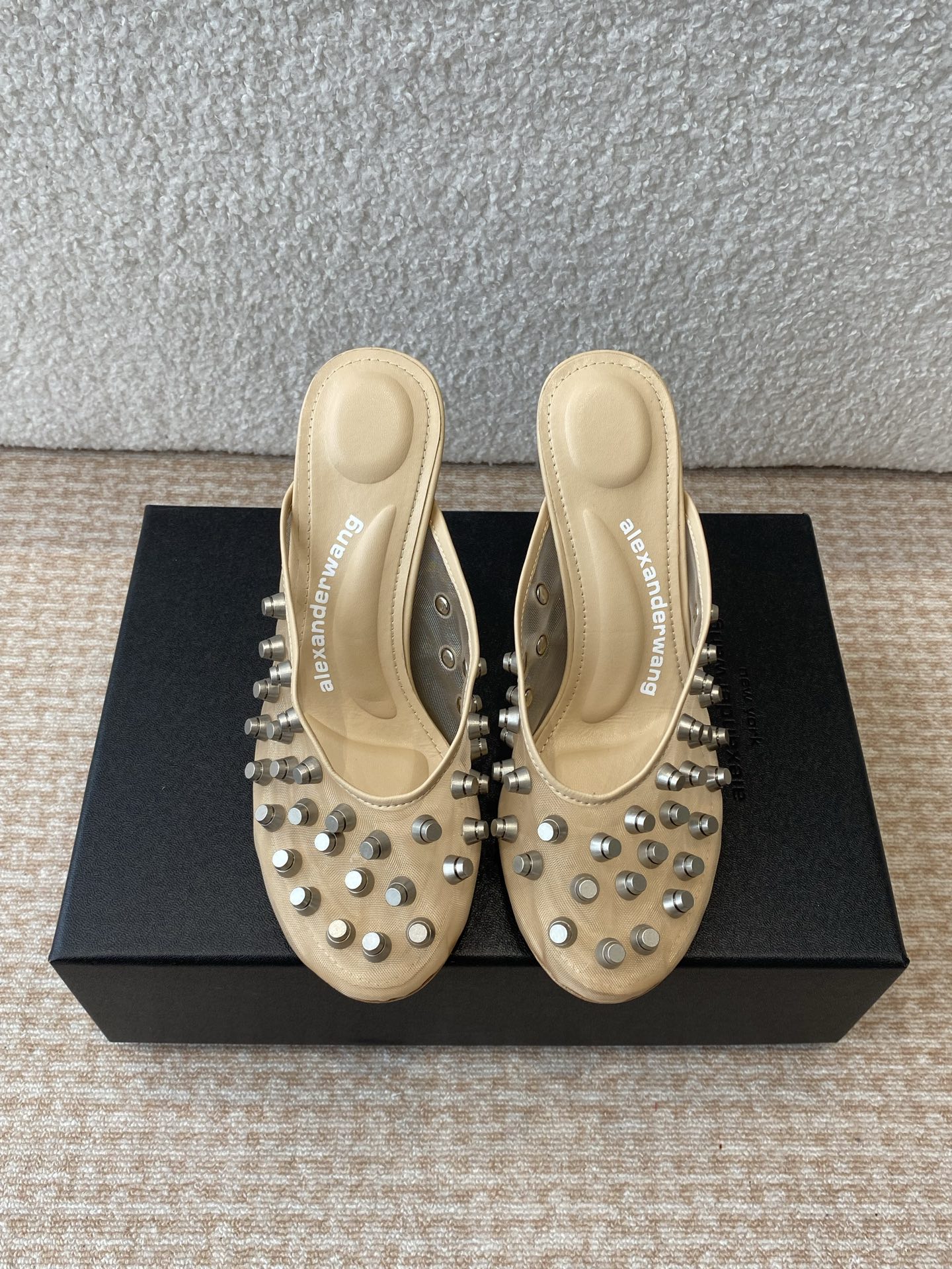 NO:416559,King 25ss new model!  Alexander Wang high heels, women's luxury products, Alexande* Wang, original 1:1, concave and convex and massage insoles with glue, logo, matched with the most trendy round head + high elastic injection molding material, the best match for the queen!  The comfort is so good, the beauty is really beautiful, the position just can reveal the seams of the feet, it is really sexy~ the letter logo design is very special!  , The original leather is easy to control!  Ice wire mesh + button nails imported sheepskin heel height 10cm sole original Italian imported dyed leather outsole Size34-43 (34 40 41 42 43 customized non-return), semi-tork high heels, alexander wang, high heels, sheepskin, Leather soles19860909大王 25ss 新款！Alexander Wang亚历山大王高跟鞋 女士奢侈品Alexande* Wang 原版1:1的 凹凸感带按摩的鞋垫配上注胶 Logo 搭配最潮圆头+高弹注塑材质 女王的绝佳搭配！ 舒服感爆棚,美是真的美,位置刚好可以露脚缝, 真的很sexy～字母logo设计很特别！,原厂皮料很好驾驭！ 鞋面冰丝网+钮钉 垫脚进口羊皮 跟高10cm 鞋底原版意大利进口透染真皮大底 Size34-43（34 40 41 42 43订做不退换）,半拖高跟鞋,alexander wang,high heels,sheepskin,Leather soles,Women's Shoes