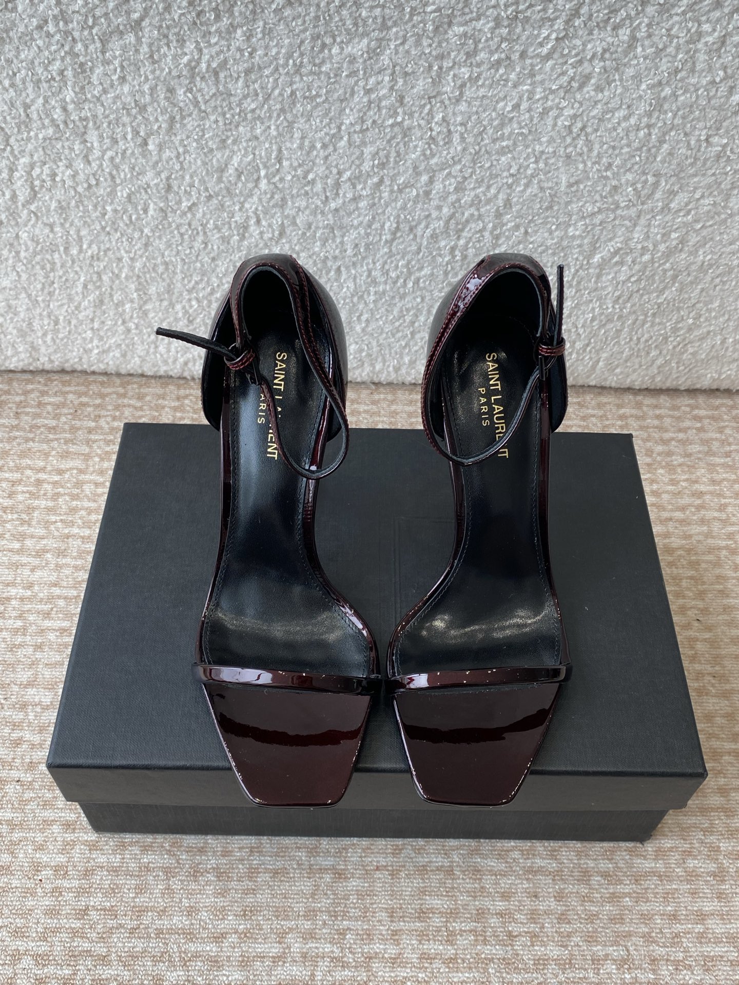 NO:416551,Classic series letter metal heel patent leather sandals. Custom-made overseas imported beef patent leather with ZP molded YSL heels. Imported genuine leather outsole. Heel height 10cm. Size#34-42 (34 40 41 42 custom made without return or exchange), high heels sandals, saint laurent, sandals, high heels19860909· 经典系列字母金属跟漆皮凉鞋 . 定制级海外进口牛漆皮搭配ZP开模YSL鞋跟. 进口真皮革大底. 跟高10cm. Size#34-42（34 40 41 42订做不退换）,高跟鞋凉鞋,saint laurent,sandals,high heels,Women's Shoes