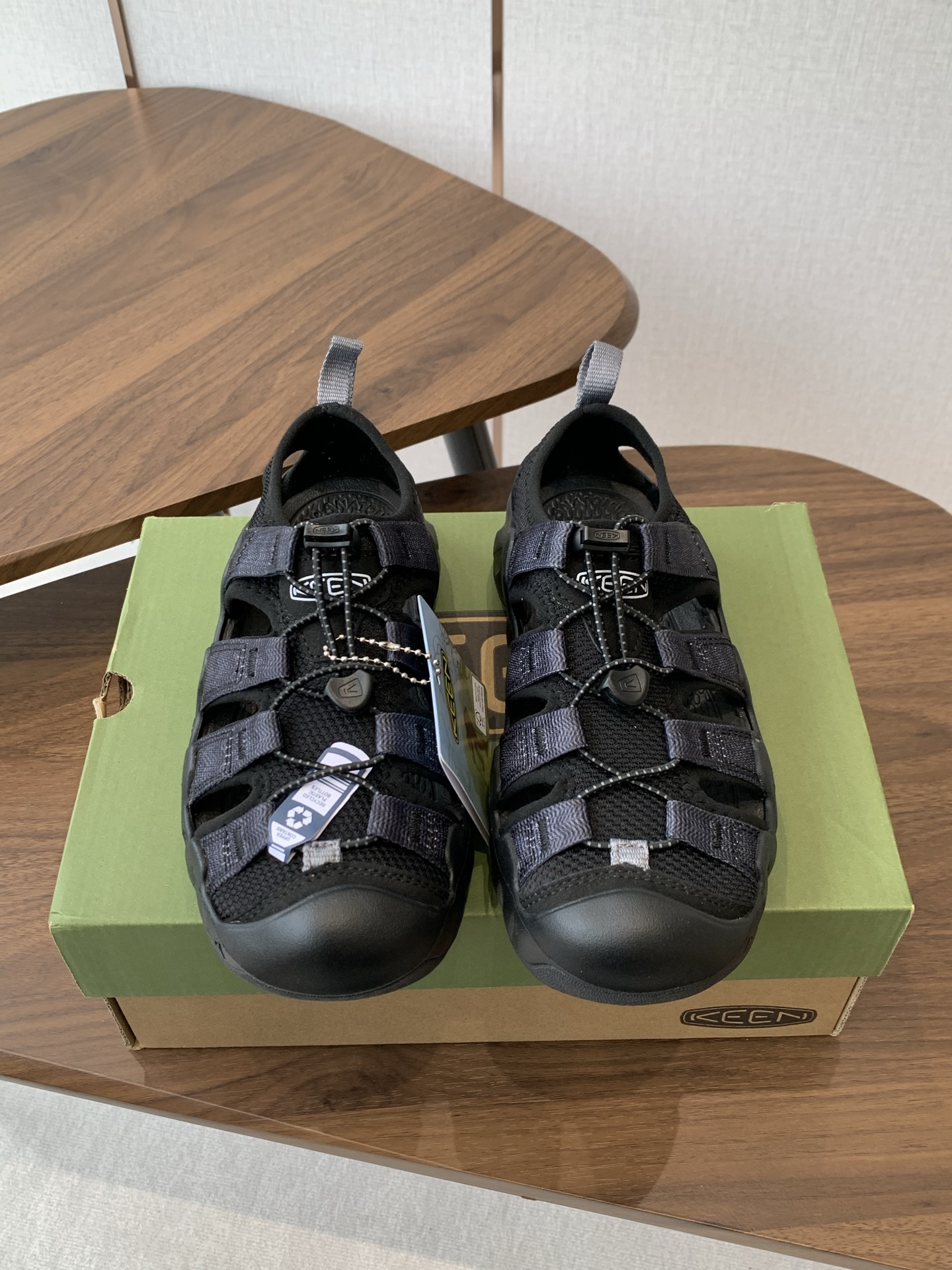 NO:403417,BF version KEEN Shanti EVA Xiaohongshu popular outdoor sandals. Sandals with more three-dimensional body lines have a unique alien shape. It is an eye-catching scenery wherever you go. The genes of the mountain outdoors and bold innovation have created this amazing dressing tool full of strange and interesting. The ugly and cute one-summelly contracted for the coolness of the summer. There is a suction cup under the shoes. It is anti-slip and quick-drying!  Size36 37 38 39 40 41 42 43 44 45,Sandals,Sandals19860909BF版 KEEN 科恩 Shanti EVA 小红书热门户外凉鞋 鞋身线条更立体的凉鞋来别具一格的外星人造型走在哪里都是一道吸睛的风景 山系户外的基因加上大胆的创新打造出这款充满怪趣味的穿搭利器 丑萌丑萌的 承包了一夏的清凉 鞋下有吸盘 防滑且速干！ Size36 37 38 39 40 41 42 43 44 45,凉鞋,sandals,Women's Shoes