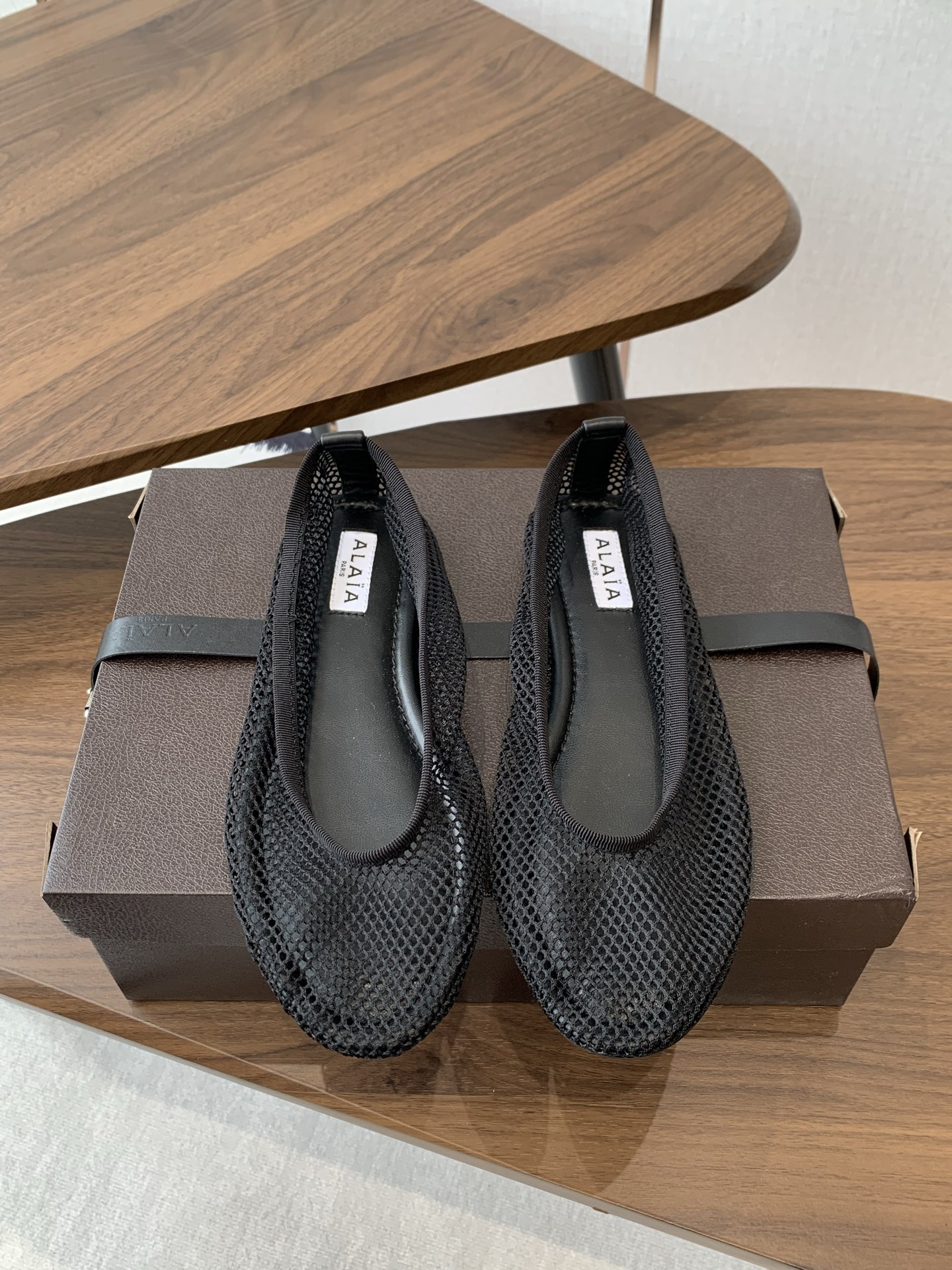 NO:403401,Alaia 25ss new spring and summer style, same style as stars, wearable panacea, fishing net shoes, ballet shoes, light and breathable, summer relaxed aesthetic, breathable mesh, sun and moon, interwoven with a faint sense of translucent aesthetic, mesh design, full breathable, breathable, not stuffy, round head design releases toe space, can be worn with thin socks or barefoot, buckle design toes, don't worry about heeling loss when running, original custom mesh material, water dyed sheepskin, outsole original rubber sole Size#35-42 (40 41 42 Custom made, no return or exchange), single shoes, alaia, sheepskin19860909Alaia 25ss 春夏季新款 明星同款 穿搭万金油 渔网鞋 芭蕾舞鞋 轻盈透气 夏日松弛美学透气网面日月光倾泻 交织出若隐若现的透感美学 网面设计 呼吸感拉满 透气不闷热 圆头设计释放脚趾空间 搭配薄袜或光脚穿都可以 搭扣的设计加持跑步都不用担心掉跟问题 材质原版定制网纱 内里水染羊皮 大底原版橡胶大底 Size#35-42（40 41 42 订做不退换）,单鞋,alaia,sheepskin,Women's Shoes