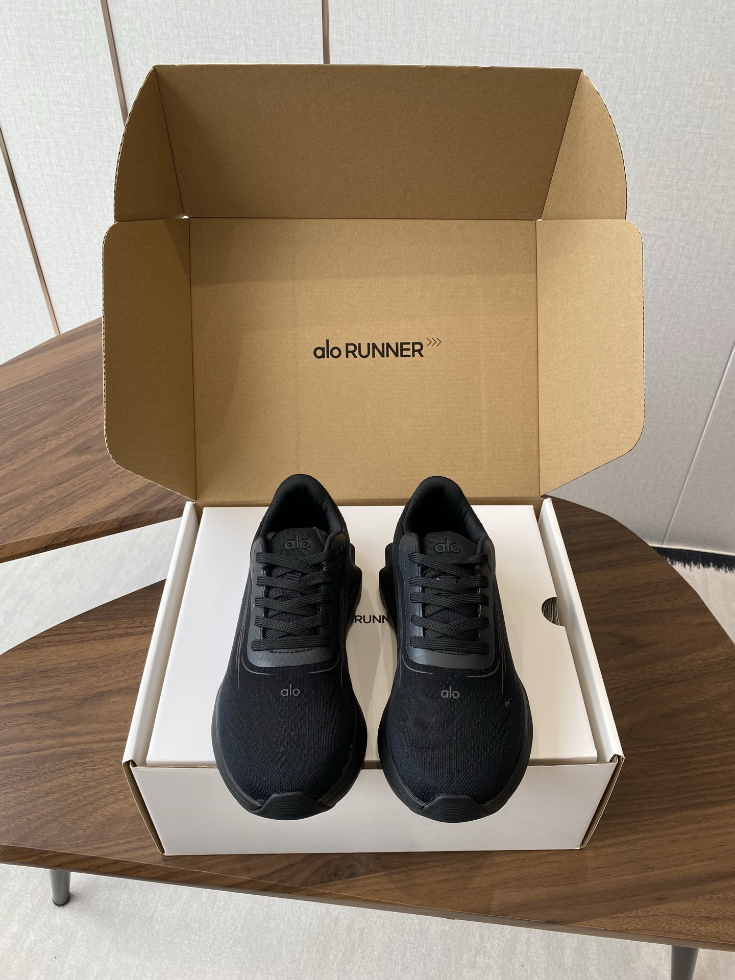 NO:409255,Alo25s spring and summer new style, thick sole comfortable couple style, casual sports running yoga shoes alo understands girls better than Nike!  Super versatile!  And super comfortable!  It's a thick bottom but it's not heavy at all on the feet!  Very lightweight!  It looks better when putting on socks!  And it is recommended by celebrities. It is a model that increases your legs and makes your legs look thinner!  Super suitable for us small girls~ the shoes are also a classic color-blocking and contrasting design with the delicate leather texture on the upper!  !  Material original mold opening process mesh surface, outsole IP foam ultra-clear material rubber non-slip Size#women 35-40 (women 40 custom-made no return or exchange) #men 39-45 (men 45 custom-made no return or exchange), casual shoes/sports shoes, sneakers19860909批 alo25s 春夏新款 厚底舒适 情侣款 休闲 运动跑步瑜伽鞋 alo比耐克更懂女生！上脚超级百搭！而且超级舒适！是厚底款但是上脚一点都不沉重！ 非常轻便！套上袜套搭配更好看！而且还是明星同款推荐～上脚增高显腿细！ 超级适合我们小个子女生～鞋子整体也是经典的拼色撞色设计搭配鞋面细腻的真皮纹路肌理感！！ 材质原版开模工艺网面 大底IP发泡超清料底片橡胶防滑 Size#女35-40（女40订做不退换） #男39-45（男45订做不退换）,休闲鞋/运动鞋,sneakers,Women's Shoes