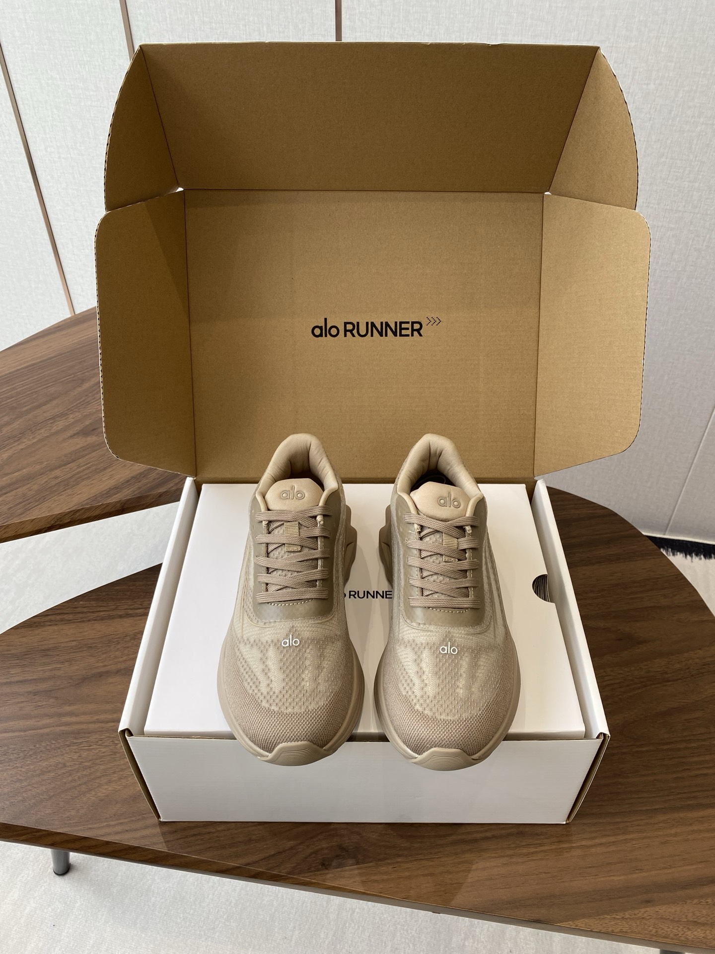 NO:409258,Alo25s spring and summer new style, thick sole comfortable couple style, casual sports running yoga shoes alo understands girls better than Nike!  Super versatile!  And super comfortable!  It's a thick bottom but it's not heavy at all on the feet!  Very lightweight!  It looks better when putting on socks!  And it is recommended by celebrities~ The legs are thinner!  Super suitable for us small girls~ the shoes are also a classic color-blocking and contrasting design with the delicate leather texture on the upper!  !  Material original mold opening process mesh surface, outsole IP foam ultra-clear material rubber non-slip Size#women 35-40 (women 40 custom-made no return or exchange) #men 39-45 (men 45 custom-made no return or exchange), casual shoes/sports shoes, sneakers19860909批 alo25s 春夏新款 厚底舒适 情侣款 休闲 运动跑步瑜伽鞋 alo比耐克更懂女生！上脚超级百搭！而且超级舒适！是厚底款但是上脚一点都不沉重！ 非常轻便！套上袜套搭配更好看！而且还是明星同款推荐～上脚**显腿细！ 超级适合我们小个子女生～鞋子整体也是经典的拼色撞色设计搭配鞋面细腻的真皮纹路肌理感！！ 材质原版开模工艺网面 大底IP发泡超清料底片橡胶防滑 Size#女35-40（女40订做不退换） #男39-45（男45订做不退换）,休闲鞋/运动鞋,sneakers,Women's Shoes