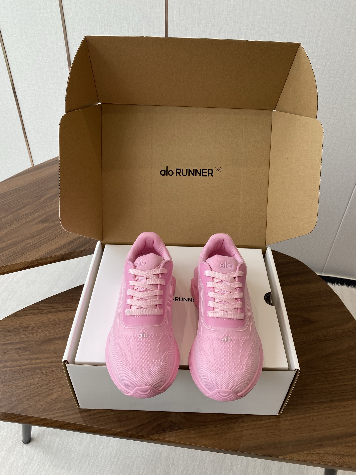 NO:409261,Alo25s spring and summer new style, thick sole comfortable couple style, casual sports running yoga shoes alo understands girls better than Nike!  Super versatile!  And super comfortable!  It's a thick bottom but it's not heavy at all on the feet!  Very lightweight!  It looks better when putting on socks!  And it is recommended by celebrities. It is a model that increases your legs and makes your legs look thinner!  Super suitable for us small girls~ the shoes are also a classic color-blocking and contrasting design with the delicate leather texture on the upper!  !  Material original mold opening process mesh surface, outsole IP foam ultra-clear material rubber non-slip Size#women 35-40 (women 40 custom-made no return or exchange) #men 39-45 (men 45 custom-made no return or exchange), casual shoes/sports shoes, sneakers19860909批 alo25s 春夏新款 厚底舒适 情侣款 休闲 运动跑步瑜伽鞋 alo比耐克更懂女生！上脚超级百搭！而且超级舒适！是厚底款但是上脚一点都不沉重！ 非常轻便！套上袜套搭配更好看！而且还是明星同款推荐～上脚增高显腿细！ 超级适合我们小个子女生～鞋子整体也是经典的拼色撞色设计搭配鞋面细腻的真皮纹路肌理感！！ 材质原版开模工艺网面 大底IP发泡超清料底片橡胶防滑 Size#女35-40（女40订做不退换） #男39-45（男45订做不退换）,休闲鞋/运动鞋,sneakers,Women's Shoes