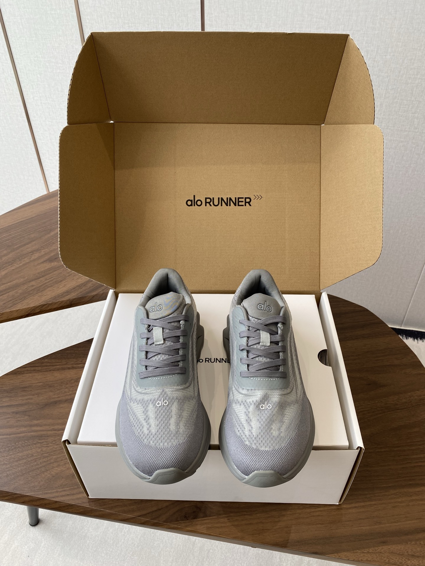 NO:409235,Alo25s spring and summer new style, thick sole comfortable couple style, casual sports running yoga shoes alo understands girls better than Nike!  Super versatile!  And super comfortable!  It's a thick bottom but it's not heavy at all on the feet!  Very lightweight!  It looks better when putting on socks!  And it is recommended by celebrities~ The legs are thinner!  Super suitable for us small girls~ the shoes are also a classic color-blocking and contrasting design with the delicate leather texture on the upper!  !  Material original mold opening process mesh surface, outsole IP foam ultra-clear material rubber non-slip Size#women 35-40 (women 40 custom-made no return or exchange) #men 39-45 (men 45 custom-made no return or exchange), casual shoes/sports shoes, sneakers19860909批 alo25s 春夏新款 厚底舒适 情侣款 休闲 运动跑步瑜伽鞋 alo比耐克更懂女生！上脚超级百搭！而且超级舒适！是厚底款但是上脚一点都不沉重！ 非常轻便！套上袜套搭配更好看！而且还是明星同款推荐～上脚**显腿细！ 超级适合我们小个子女生～鞋子整体也是经典的拼色撞色设计搭配鞋面细腻的真皮纹路肌理感！！ 材质原版开模工艺网面 大底IP发泡超清料底片橡胶防滑 Size#女35-40（女40订做不退换） #男39-45（男45订做不退换）,休闲鞋/运动鞋,sneakers,Women's Shoes