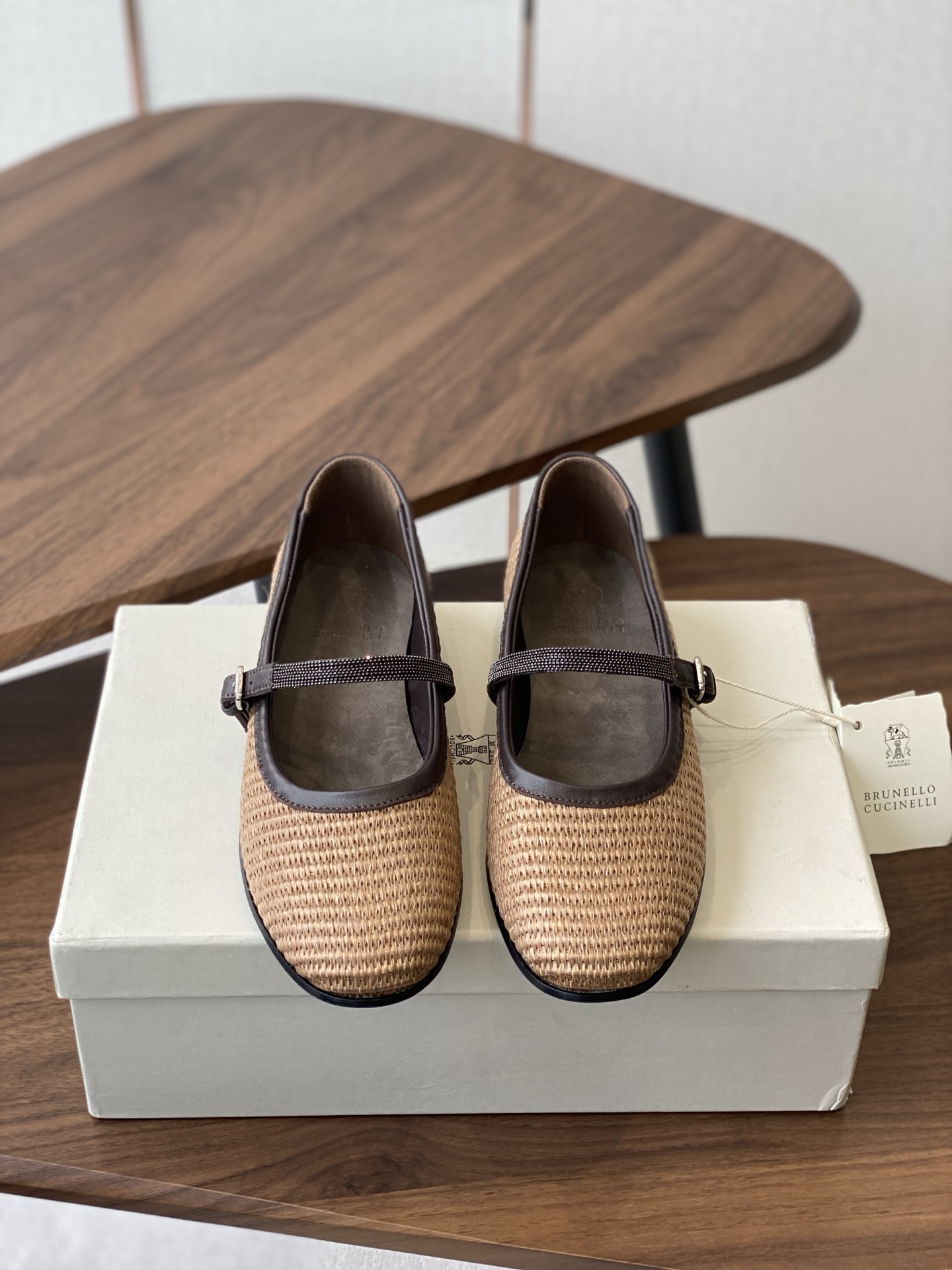 NO:695746,'Exclusive top version' [BRUNELLO CUCINELLI] New straw woven BC flat Mary Jane bc is very tasteful!  It also looks great worn with a pair of socks, and looks great worn with jeans!  As one of women's favorite brands, every model they sell is truly addictive. It is an indispensable item for girls' shoe cabinets. BC is a well-known Italian brand with minimalist style and purely handmade bead chain accessories!  Retro and high-end!  Simple and elegant, it is a very attractive style!  The king of advanced jokers, completely irresistible!  The feet feel very good and comfortable!  It looks ordinary, but looks slim and handsome!  Not limited to any occasion, daily work, fashionable and capable!  Whether paired with skirts or trousers, it’s very versatile!  Super eye-catching!  Upper raffia/sheepskin, hand-made bead chain tassel accessories, sheepskin insole, injection molded leather outsole size 35-41 (40 41 custom-made, non-returnable), single shoes, brunello cucinelli, mary jane, espadrilles, skirts, jeans, sheepskin, Leather soles, socks19860909《独家顶级版本》【BRUNELLO CUCINELLI】新款草编织BC平底玛丽珍  bc很有品味！配上一双袜子穿也很不错,搭配牛仔裤穿也好看！ 作为女性最爱的品牌之一,真的出的每一款都让人爱不释手,女生鞋柜必不可少的单品 BC是意大利知名品牌,极简主义风格,纯手工串联珠链配饰！复古又高级！简约又大气,属于非常耐看的款式！ 高级百搭之王,完全没有抵抗力！脚感很好很舒服！看起来平平无奇,穿起来又瘦又帅！ 不局限任何场合,日常工作、时尚又干练！不管搭配 裙装、裤装、都非常百搭！超级耐看！ 鞋面拉菲草／羊皮 纯手工串联珠链流苏配饰,羊皮鞋垫,注塑真皮大底 size35-41(40 41订做不退换),单鞋,brunello cucinelli,mary jane,espadrilles,skirts,jeans,sheepskin,Leather soles,socks,Women's Shoes