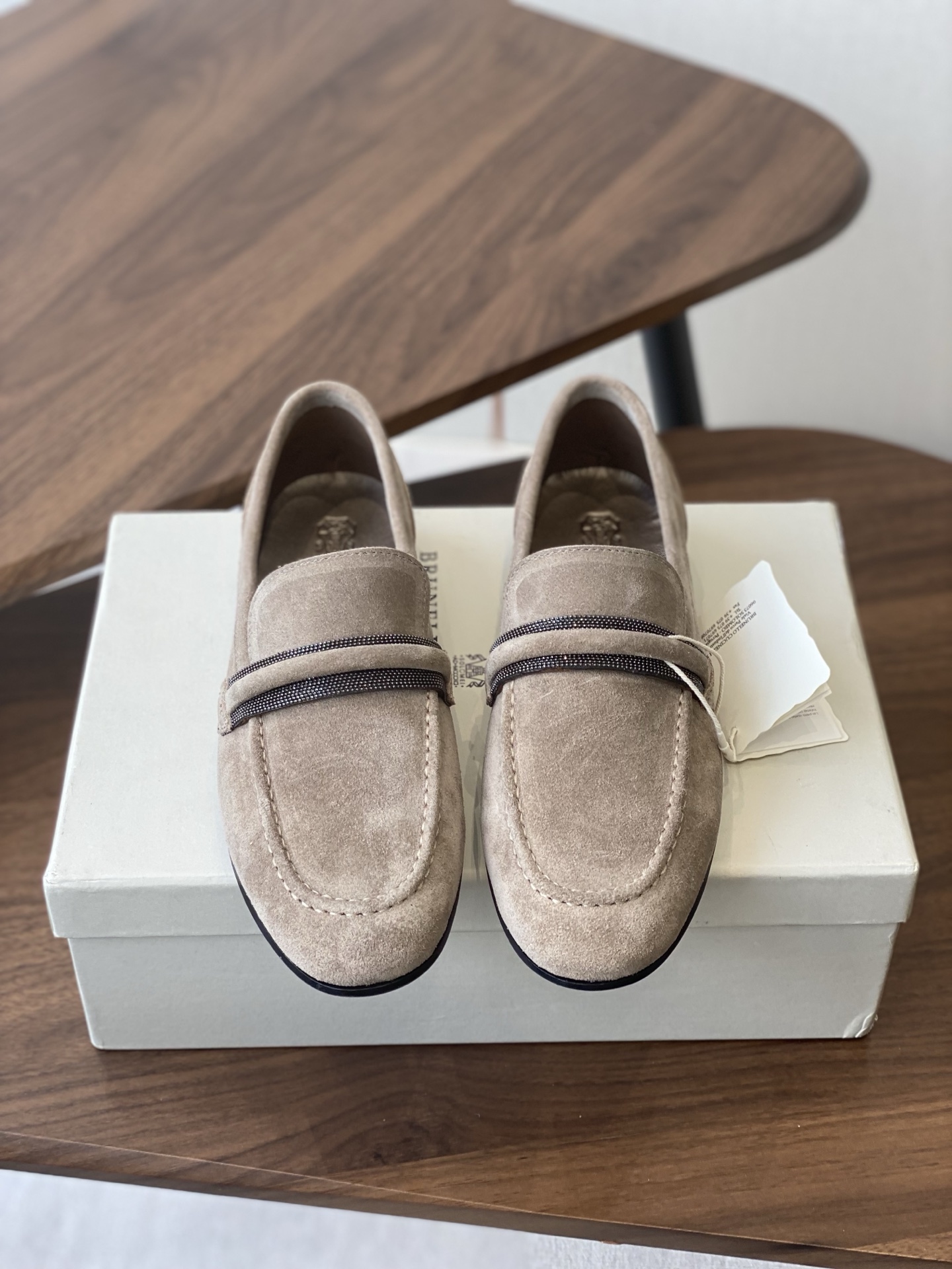 NO:670087,Brunello Cucinelli 25ss new retro loafers for autumn and winter. BC is a well-known Italian brand with minimalist style and handmade bead chain accessories!  Retro and high-end!  Simple and elegant, it is a very attractive style!  The king of advanced jokers, completely irresistible!  The feet feel very good and comfortable!  It looks ordinary, but looks slim and handsome!  Not limited to any occasion, daily work, fashionable and capable!  No matter it is paired with skirts, trousers, or windbreakers, it is very versatile!  Super eye-catching!  Suitable for spring, summer, autumn and winter all year round. The fabric is original one-to-one customized calfskin fabric/high mercerized cow suede. The lining is original Italian customized metal sheepskin lining, metal sheepskin feet. Outsole Italian genuine leather outsole. Accessories original molded custom bead chain. The level of luxury is the same as clothing. Size#35-41 (40 41 custom-made is not returnable), loafers, brunello  cucinelli,loafers,skirts,cowhide,sheepskin,Leather soles19860909Brunello Cucinelli 25ss 秋冬新款复古乐福鞋 BC是意大利知名品牌,极简主义风格,纯手工串联珠链配饰！复古又高级！简约又大气,属于非常耐看的款式！ 高级百搭之王,完全没有抵抗力！脚感很好很舒服！看起来平平无奇,穿起来又瘦又帅！ 不局限任何场合,日常工作、时尚又干练！不管搭配 裙装、裤装、风衣大衣、都非常百搭！超级耐看！一年四季春夏秋冬皆适宜. 面料原版一比一定制小牛皮面料/高丝光牛反毛 内里原版意大利定制金属羊皮内里,金属羊皮垫脚. 大底意大利真皮大底 配饰原版开模定制珠链,奢侈程度和服装无区别. Size#35-41（40 41 定做不退换）,乐福鞋,brunello cucinelli,loafers,skirts,cowhide,sheepskin,Leather soles,Women's Shoes