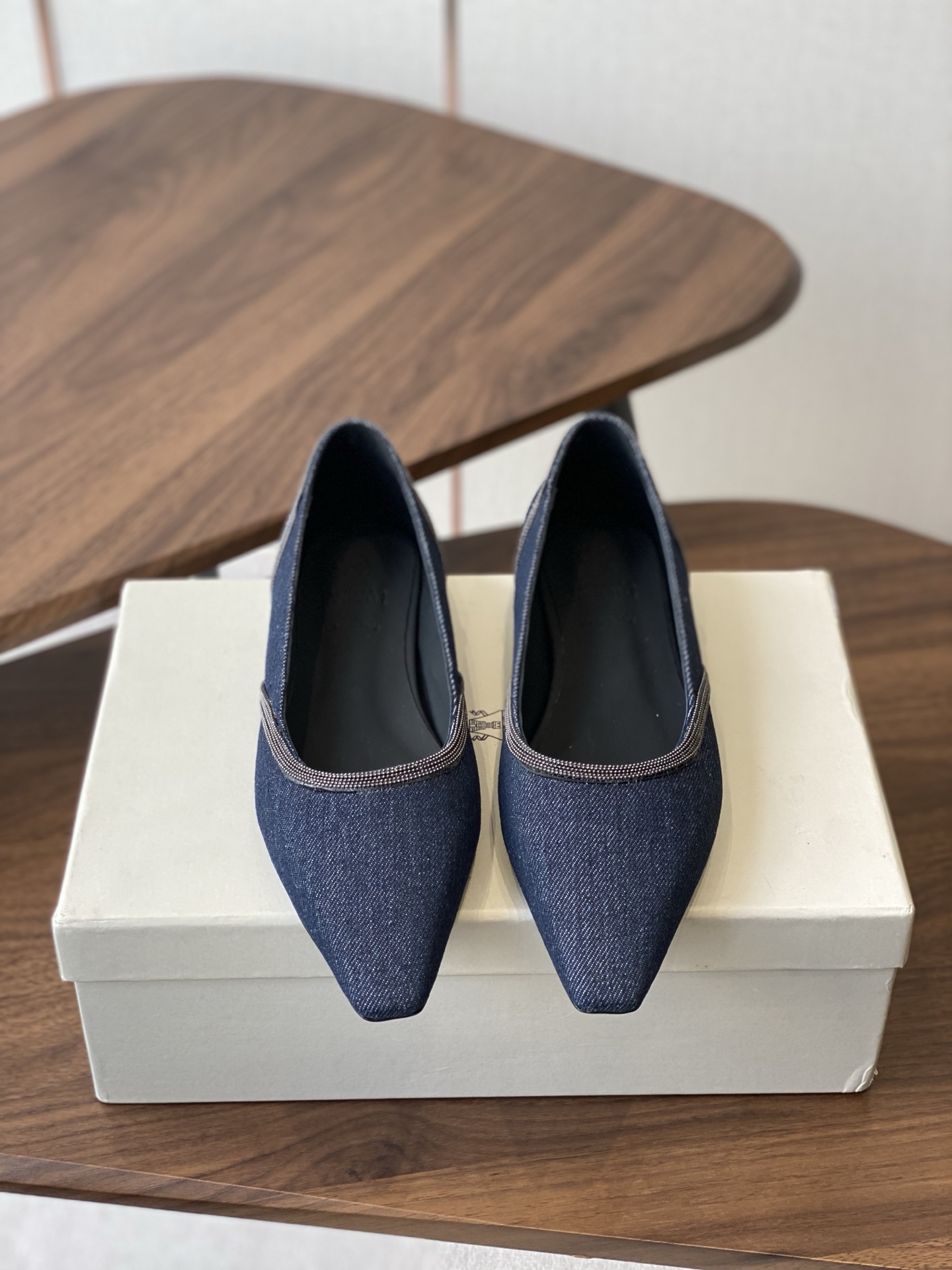 NO:630256,BrunelloCucinell*·BC 25ss Autumn and Winter Flat square-toe shoes Square-toe shoes are always very feminine, elegant, refined, not hasty or slow, and have a kind of temperament that many loafers cannot compare with. But if pointed-toe high-heeled shoes are tired after wearing them for a long time, then a pair of square-toe flat shoes that are easy to wear and look good are just needed. Imported cowhide, fine leather, foot feel is very important. Needless to say, this does not need to be said. Women know the importance of a good pair of shoes to avoid all kinds of friction and wear on the feet.  Delicate texture is a must. Material: imported cowhide. Foot pads: sheepskin. Outsole: genuine leather sole imported from Italy. Size#35-41 (40-41 custom-made, non-refundable), single shoes, brunello cucinelli, loafers, flats, high heels, cowhide, sheepskin19860909BrunelloCucinell*·BC 25ss 秋冬 平底方头单鞋 方头鞋一贯是很有女人味的 优雅 精致不急不缓 是有一种气质的这是很多乐福鞋比拟不了的 但是如果尖头高跟鞋穿久了累 那么一双好穿好看的方头平底鞋就是刚需了 进口牛皮 皮质细腻 脚感很重要 这个不需要多说 女人太懂一双好鞋的重要性了 避免各种摩擦磨脚 细腻的质感就是必须要有的 材质:进口牛皮 垫脚:羊皮 大底:意大利进口真皮底 Size#35-41（40 41订做不退换）,单鞋,brunello cucinelli,loafers,flats,high heels,cowhide,sheepskin,Women's Shoes