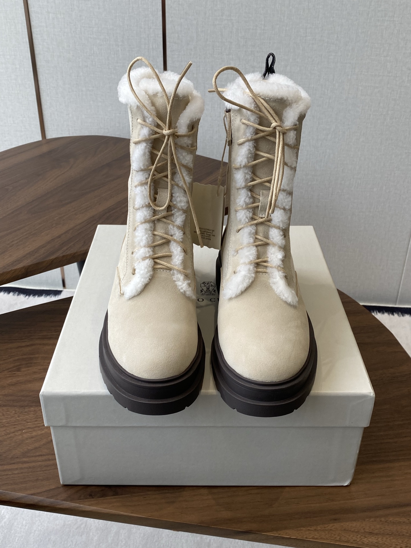 NO:616939,BC 2025ss new autumn and winter products Woolen short boots Brunello Cucinelli The classic inspiration from loafers defines the modern and elegant style of this new rubber-soled shoe. The precious imported calf leather shows unique mottled texture, and the ultra-light natural rubber sole allows you to show your fashionable character in comfort. It brings you better comfort, and it is a classic shoe that you won’t want to take off when you put it on. The original version is reproduced one-to-one. Two styles!  Very versatile. Fabric Niu Jing + woolen yarn inner lining Size #35-42 (40 41 42 customized, non-returnable) No. 101138025, snow boots, brunello cucinelli, loafers, boots19860909BC 2025ss秋冬新品 毛线筒短靴 BrunelloCucinelli 源自乐福鞋的经典灵感定义了这款新胶底鞋的现代优雅风格. 珍贵的进口小牛京皮上展现着别致的斑驳,与超轻盈的天然橡胶鞋底.让您在舒适中彰显时尚性格. 给您带来更好的舒适度,又是款穿上就不愿脱下的一款经典鞋款,原版一比一复刻.两种穿搭！非常百搭 面料牛京+羊毛毛线筒内里皮里 Size#35-42（40 41 42订做不退换） 编号101138025,雪地靴,brunello cucinelli,loafers,boots,Women's Shoes