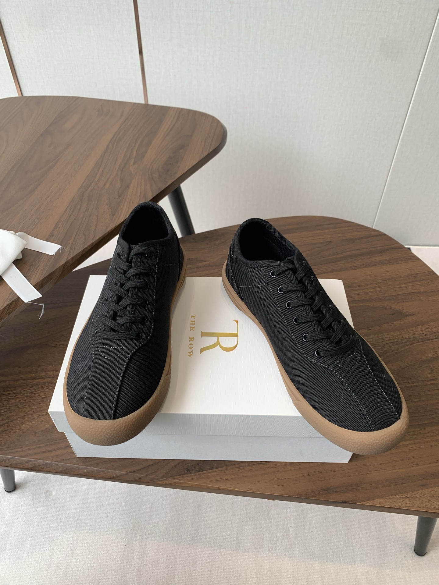 New Canvas Sneakers by The Row: Comfortable, Stylish, Slip-Resistant. - 图片 4