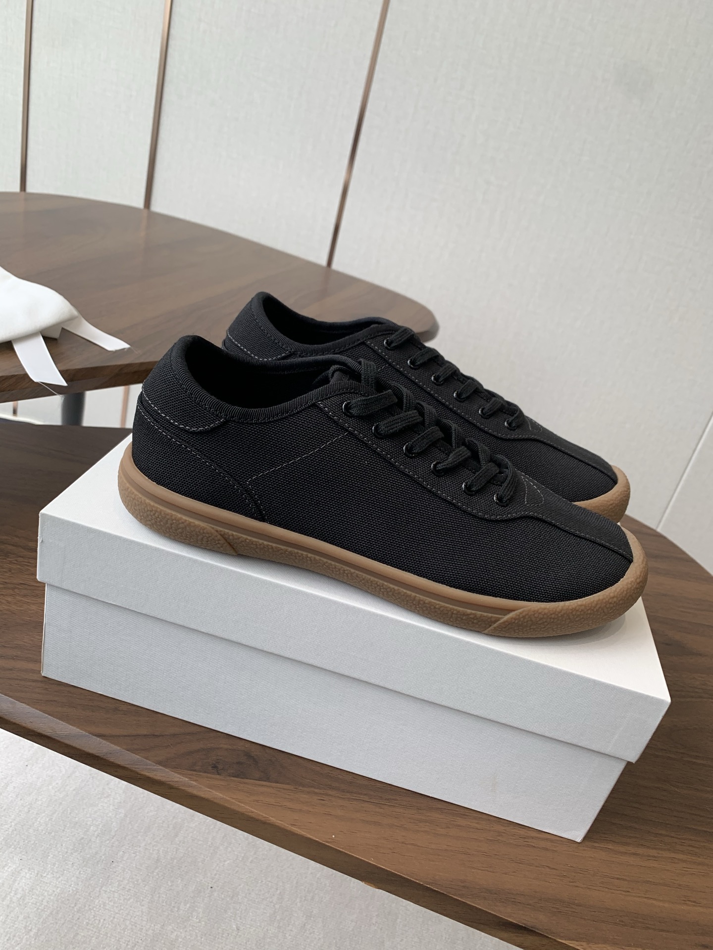 New Canvas Sneakers by The Row: Comfortable, Stylish, Slip-Resistant. - 图片 2