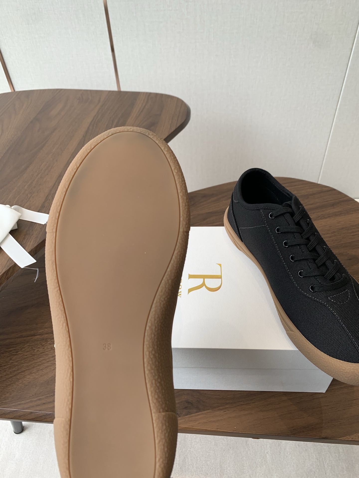 New Canvas Sneakers by The Row: Comfortable, Stylish, Slip-Resistant. - 图片 9
