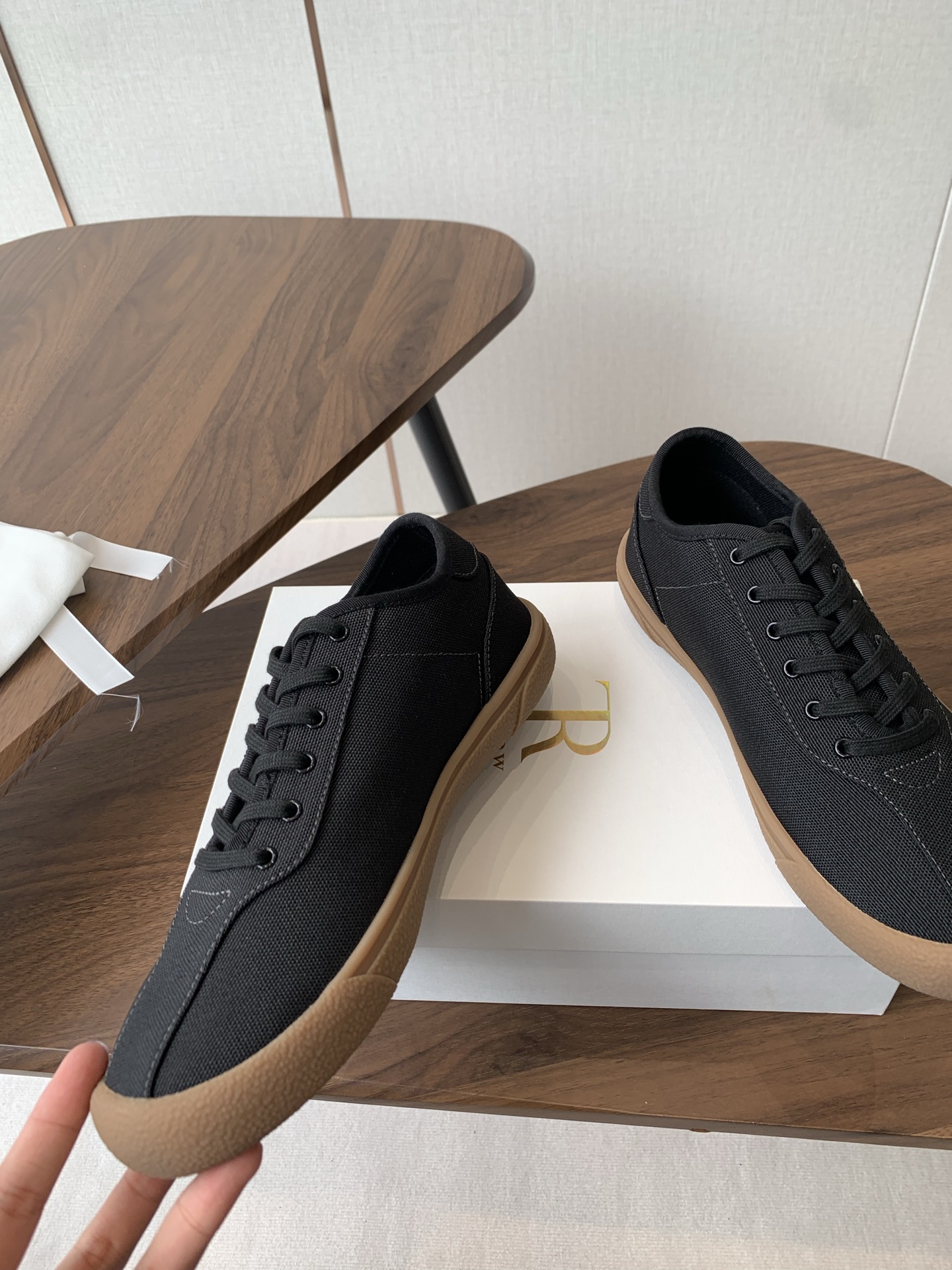 New Canvas Sneakers by The Row: Comfortable, Stylish, Slip-Resistant. - 图片 5