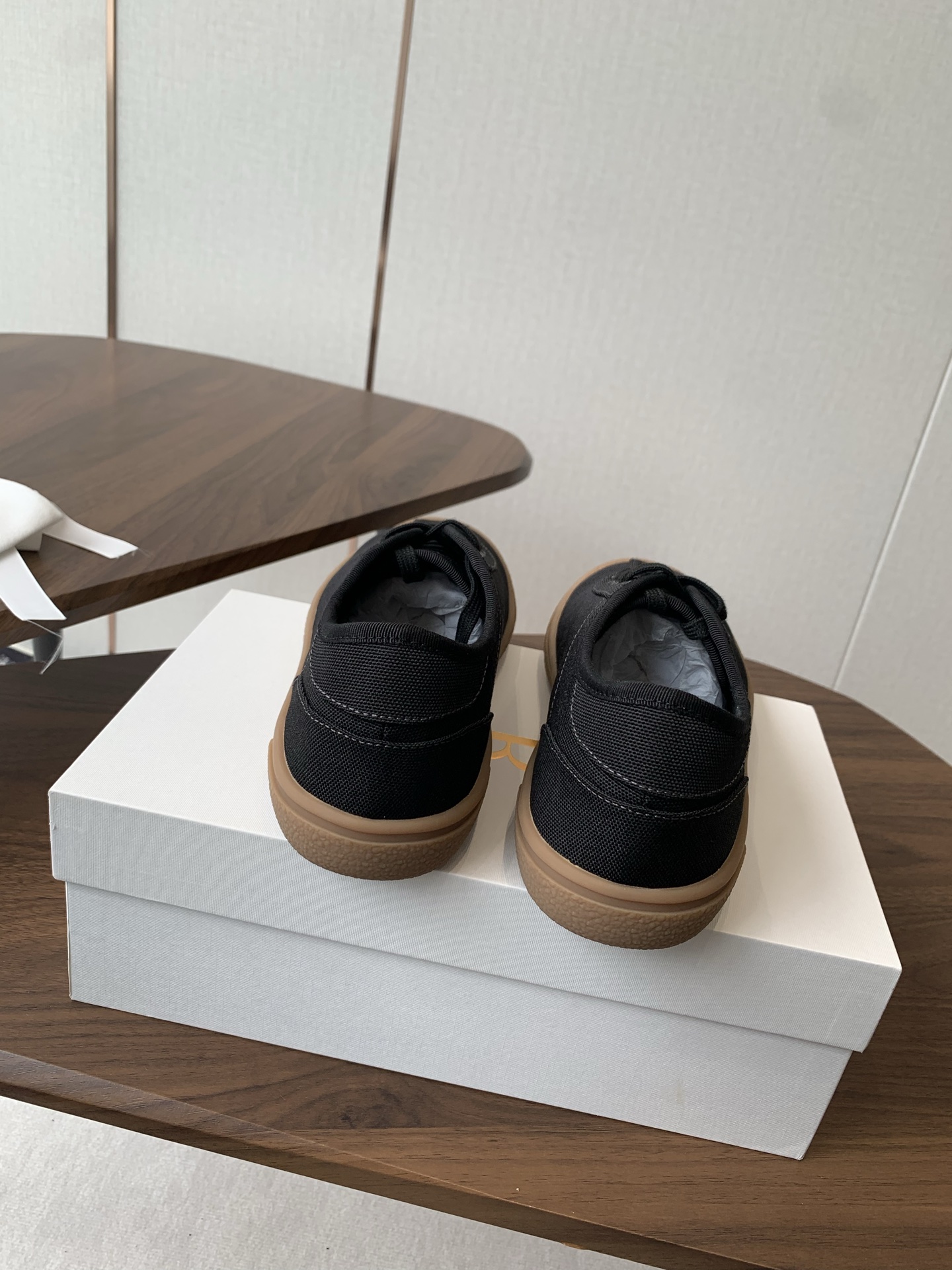 New Canvas Sneakers by The Row: Comfortable, Stylish, Slip-Resistant. - 图片 8