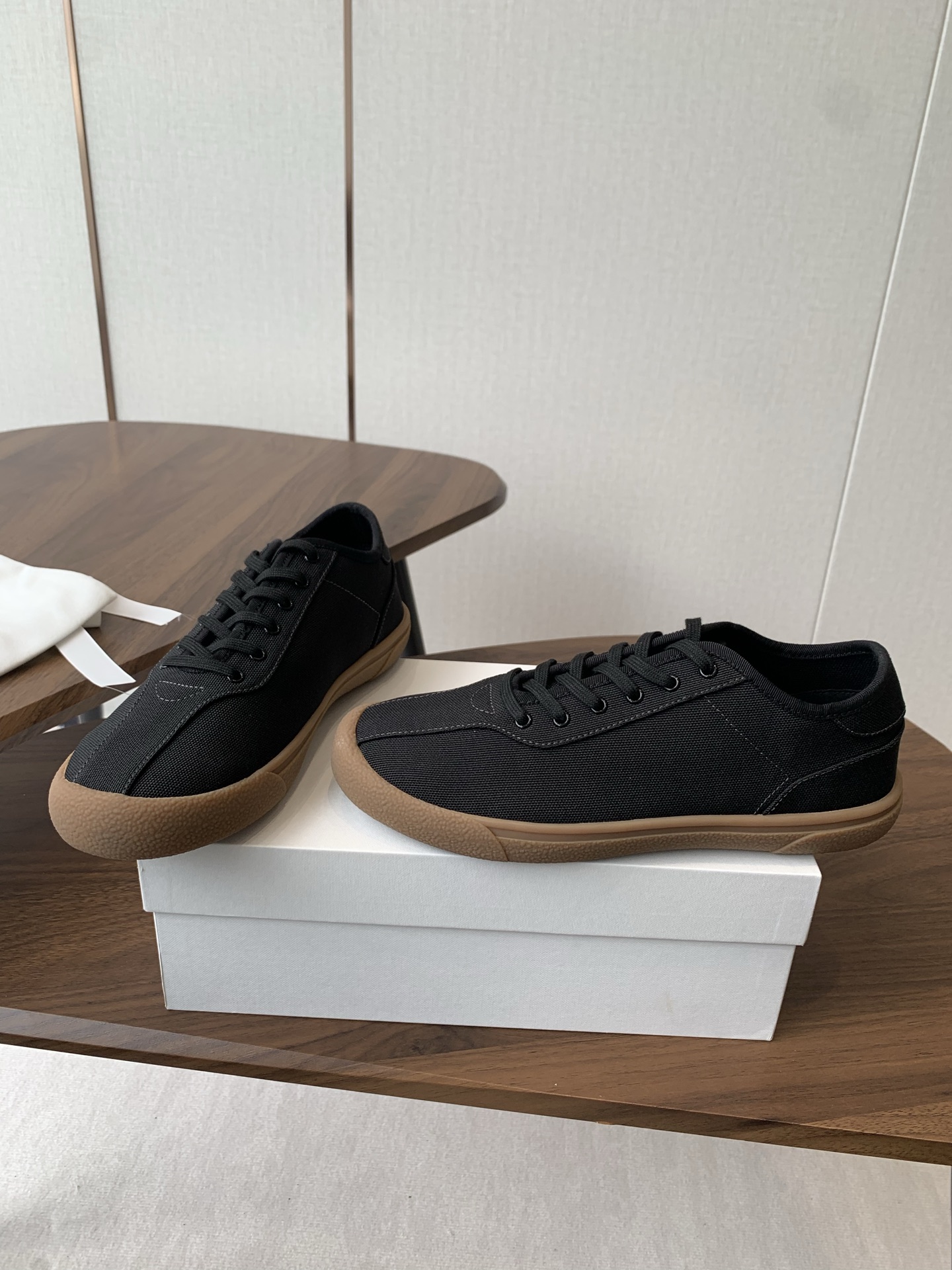 New Canvas Sneakers by The Row: Comfortable, Stylish, Slip-Resistant. - 图片 3