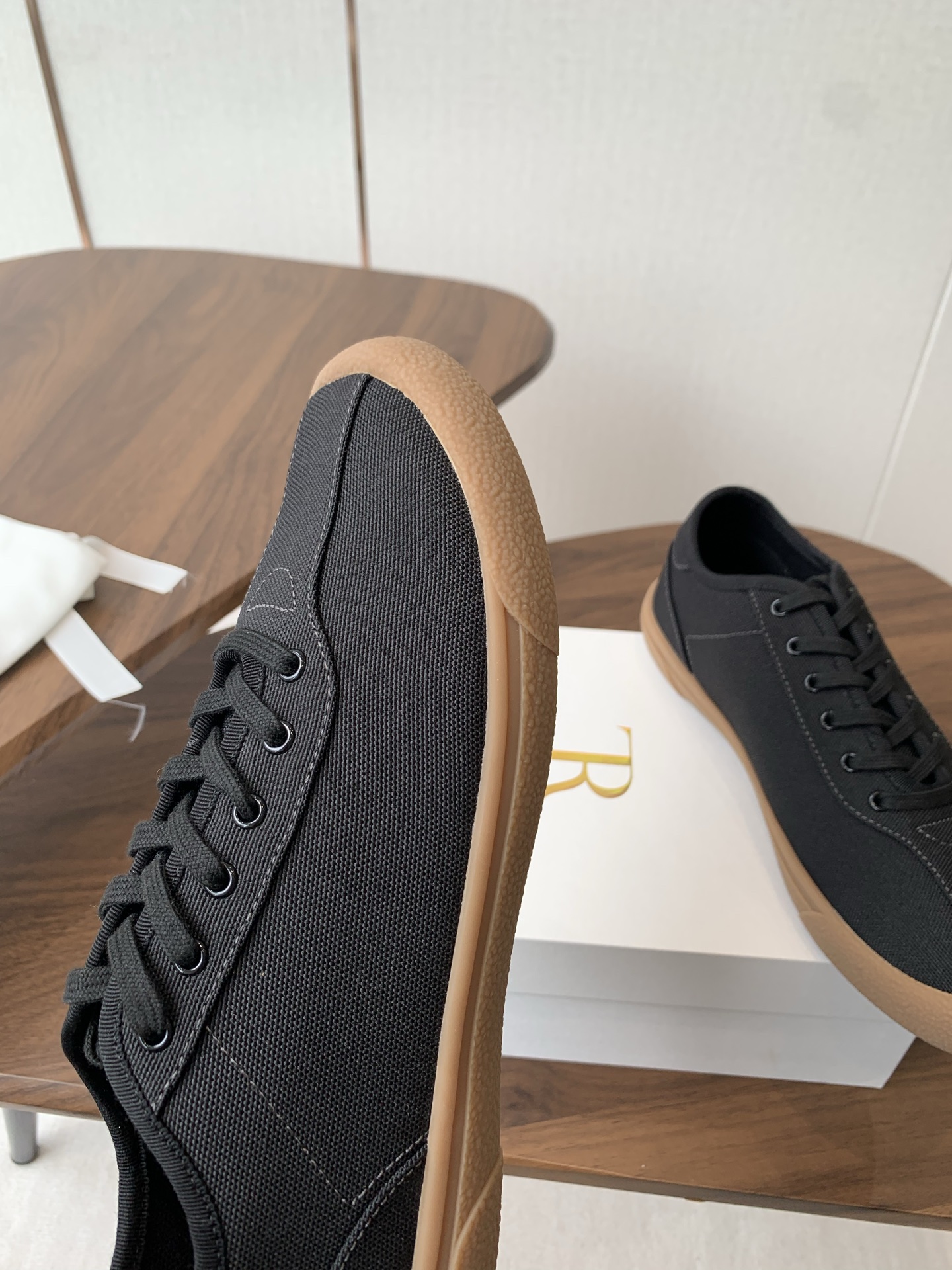 New Canvas Sneakers by The Row: Comfortable, Stylish, Slip-Resistant. - 图片 6
