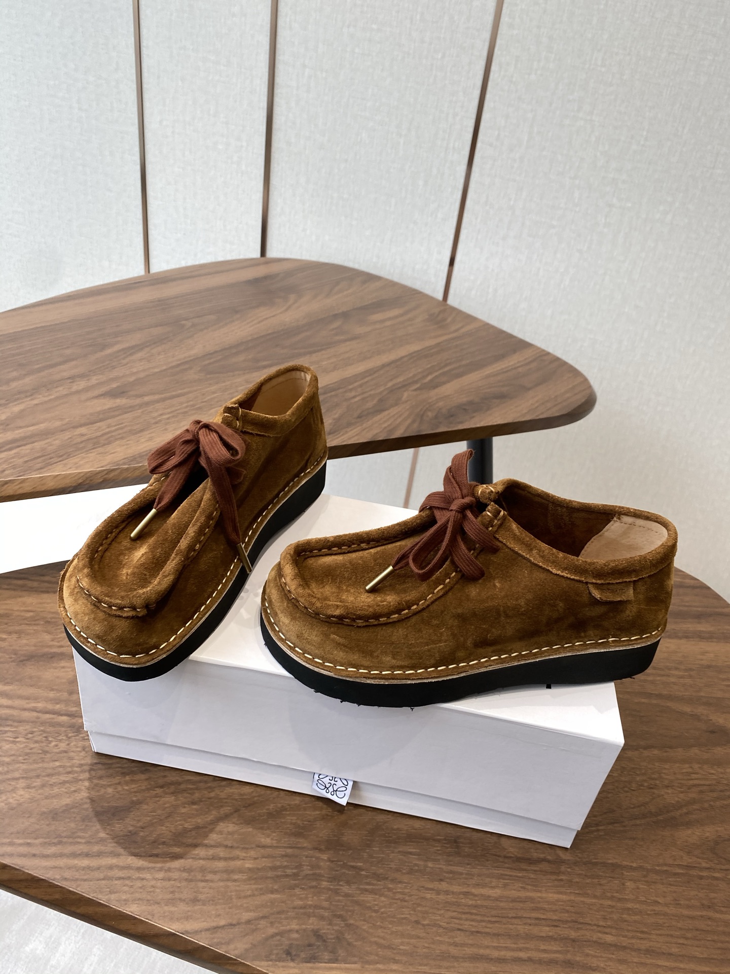 New Twilight Short Boots Collection by Loewe and Royway: Soft, Cozy, and Stylish - 图片 3