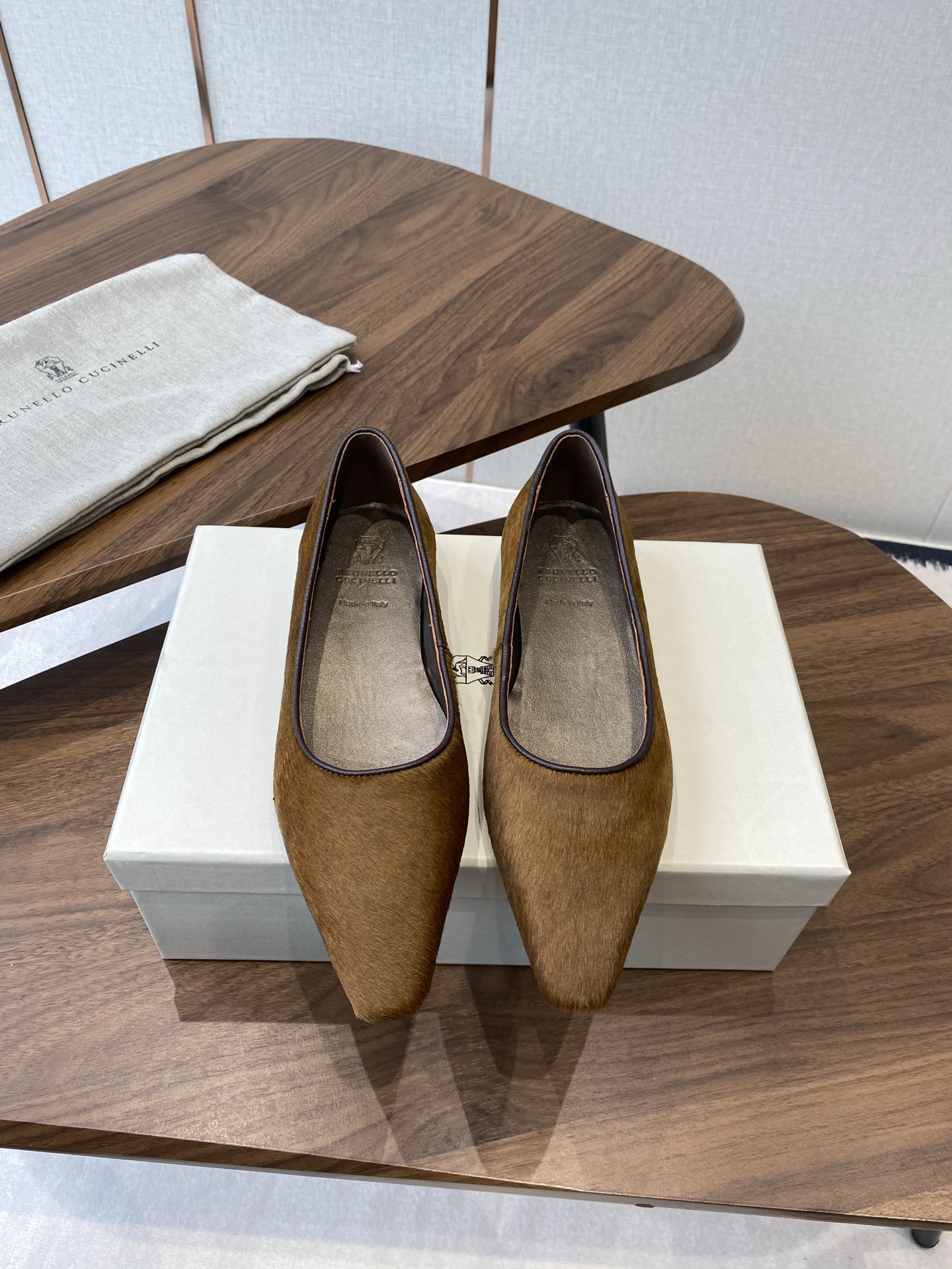 NO:725248,BrunelloCucinell*·BC 25ss Autumn and Winter Flat square-toe shoes Square-toe shoes are always very feminine, elegant, refined, not hasty or slow, and have a kind of temperament that many loafers cannot compare with. But if pointed-toe high-heeled shoes are tired after wearing them for a long time, then a pair of square-toe flat shoes that are easy to wear and look good are just needed. Imported cowhide, fine leather, foot feel is very important. Needless to say, this does not need to be said. Women know the importance of a good pair of shoes to avoid all kinds of friction and wear on the feet.  Delicate texture is a must. Material: imported cowhide. Foot pads: sheepskin. Outsole: genuine leather sole imported from Italy. Size#35-41 (40-41 custom-made, non-refundable). No. 030328026, single shoes, brunello cucinelli, loafers, flats, high heels, cowhide, sheepskin19860909BrunelloCucinell*·BC 25ss 秋冬 平底方头单鞋 方头鞋一贯是很有女人味的 优雅 精致不急不缓 是有一种气质的这是很多乐福鞋比拟不了的 但是如果尖头高跟鞋穿久了累 那么一双好穿好看的方头平底鞋就是刚需了 进口牛皮 皮质细腻 脚感很重要 这个不需要多说 女人太懂一双好鞋的重要性了 避免各种摩擦磨脚 细腻的质感就是必须要有的 材质:进口牛皮 垫脚:羊皮 大底:意大利进口真皮底 Size#35-41（40 41订做不退换） 编号030328026,单鞋,brunello cucinelli,loafers,flats,high heels,cowhide,sheepskin,Women's Shoes