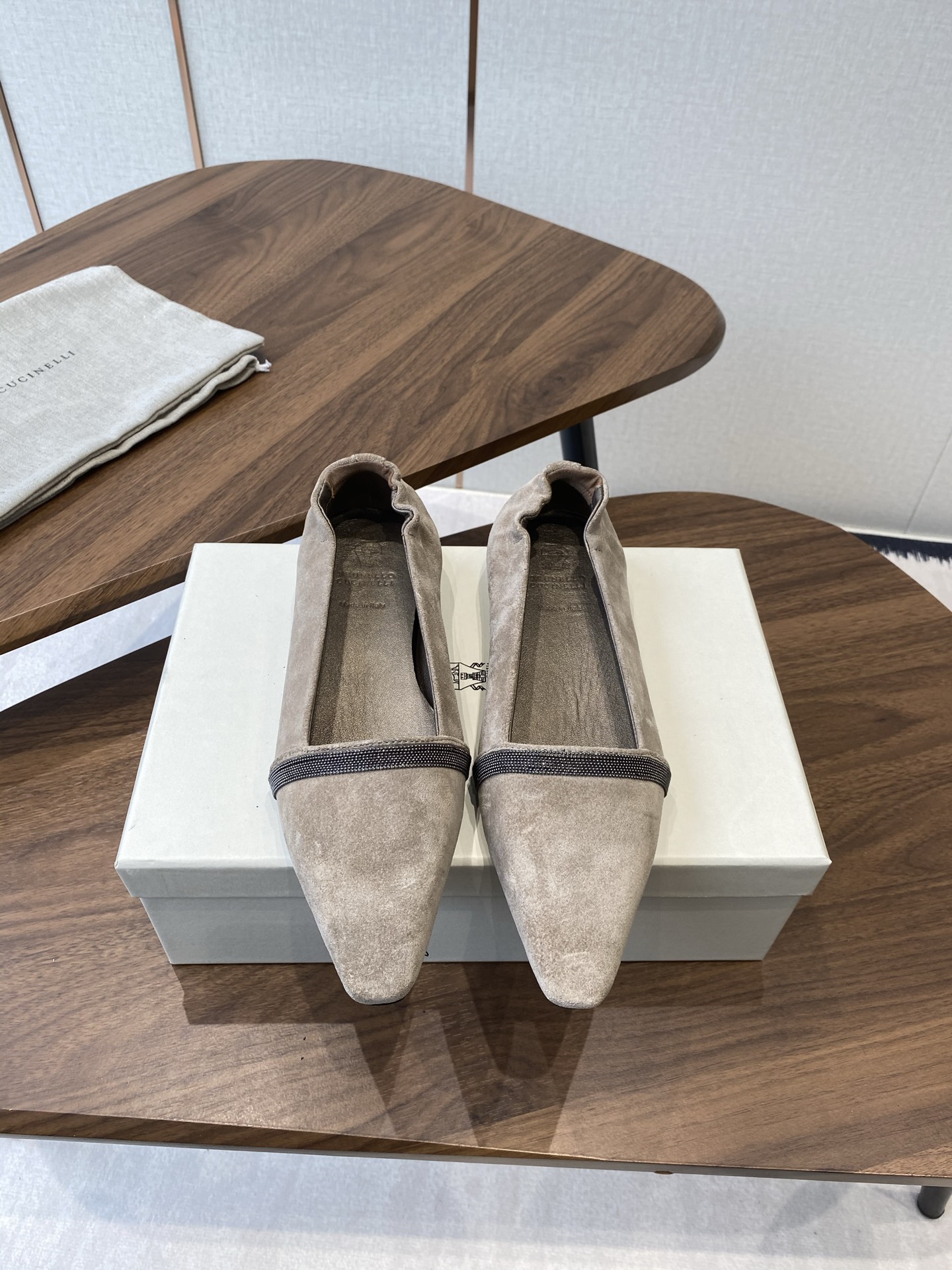 NO:725242,BrunelloCucinell*·BC 25ss Autumn and Winter Flat square-toe shoes Square-toe shoes are always very feminine, elegant, refined, not hasty or slow, and have a kind of temperament that many loafers cannot compare with. But if pointed-toe high-heeled shoes are tired after wearing them for a long time, then a pair of square-toe flat shoes that are easy to wear and look good are just needed. Imported cowhide, fine leather, foot feel is very important. Needless to say, this does not need to be said. Women know the importance of a good pair of shoes to avoid all kinds of friction and wear on the feet.  Delicate texture is a must. Material: imported cowhide. Foot pads: sheepskin. Outsole: genuine leather sole imported from Italy. Size#35-41 (40-41 custom-made, non-refundable). No. 030328026, single shoes, brunello cucinelli, loafers, flats, high heels, cowhide, sheepskin19860909BrunelloCucinell*·BC 25ss 秋冬 平底方头单鞋 方头鞋一贯是很有女人味的 优雅 精致不急不缓 是有一种气质的这是很多乐福鞋比拟不了的 但是如果尖头高跟鞋穿久了累 那么一双好穿好看的方头平底鞋就是刚需了 进口牛皮 皮质细腻 脚感很重要 这个不需要多说 女人太懂一双好鞋的重要性了 避免各种摩擦磨脚 细腻的质感就是必须要有的 材质:进口牛皮 垫脚:羊皮 大底:意大利进口真皮底 Size#35-41（40 41订做不退换） 编号030328026,单鞋,brunello cucinelli,loafers,flats,high heels,cowhide,sheepskin,Women's Shoes