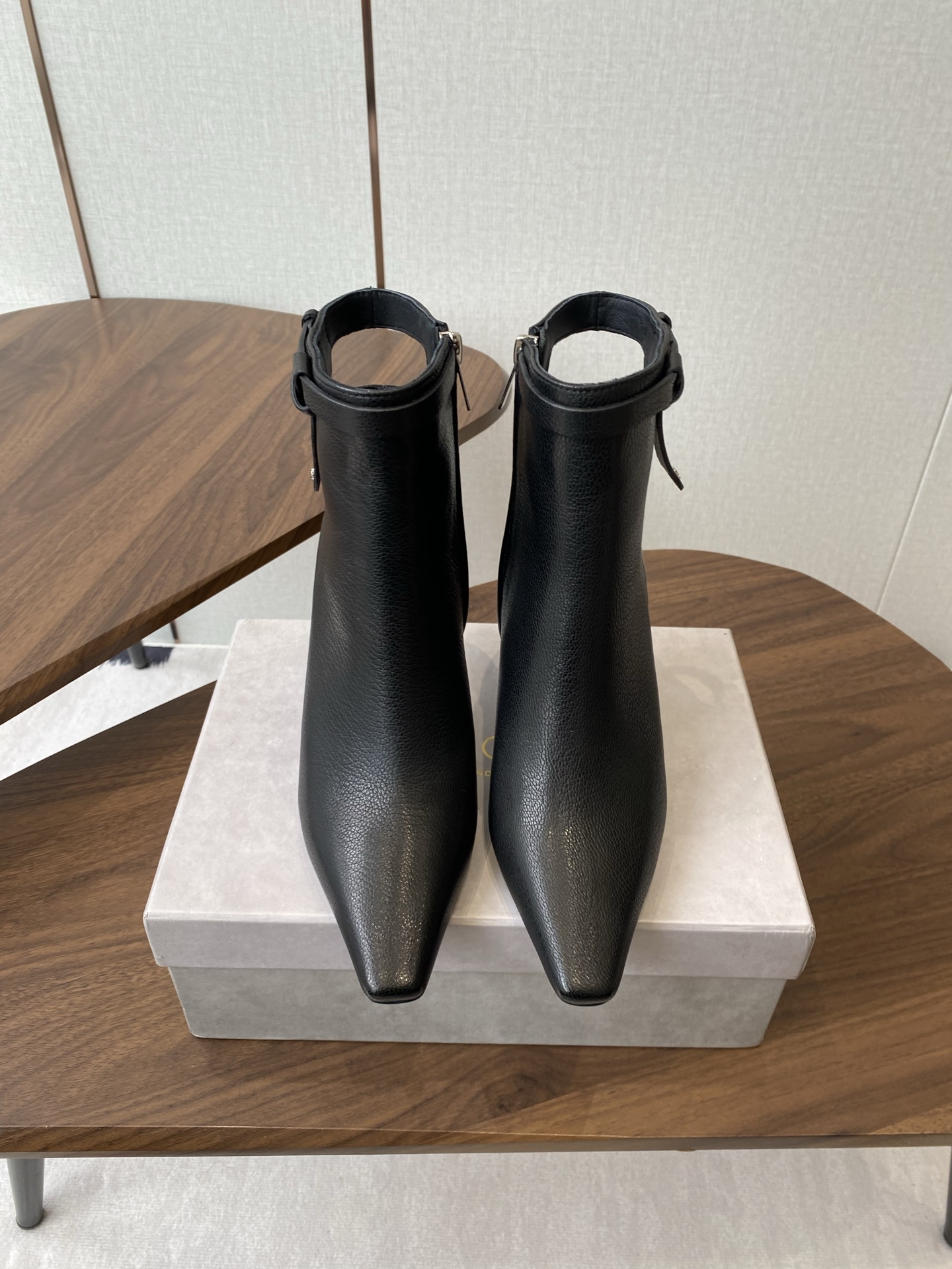 NO:594076,JIMMY CHOO 25ss Autumn and Winter New Style Women's Small Square Toe Boots Latte Navy Blue Contrast Leather and Knitted Ankle Boots The incarnation of the modern fashion trend Reimagines the classic Mary Jane shoe shape to create a hybrid sock boot spliced with textile fabrics Elegant pointed toe upper made of brushed leather, cleverly spliced with exquisite knitted socks, eye-catching iconic decoration Heel height 8.5CM Fabric: imported calfskin Lining: cow lining  Outsole: Genuine leather outsole Size#35-42 (40 41 42 custom-made and non-returnable), boots, jimmy choo, boots, mary jane, cowhide, Leather soles19860909JIMMY CHOO 25ss 秋冬季新款 女士 小方头短靴 拿铁色海军蓝色撞色皮革拼针织踝靴 现代时尚的潮流化身 将经典玛丽珍鞋型重新想象设计,打造出一款拼接有纺织面料的混合袜靴 雅致尖头鞋面采用拉绒皮革制作,巧妙拼接精美针织短袜,吸睛饰有标志性 跟高8.5CM 面料:进口小牛皮 内里:牛里 大底:真皮大底 Size#35-42（40 41 42订做不退换）,靴子,jimmy choo,boots,mary jane,cowhide,Leather soles,Women's Shoes