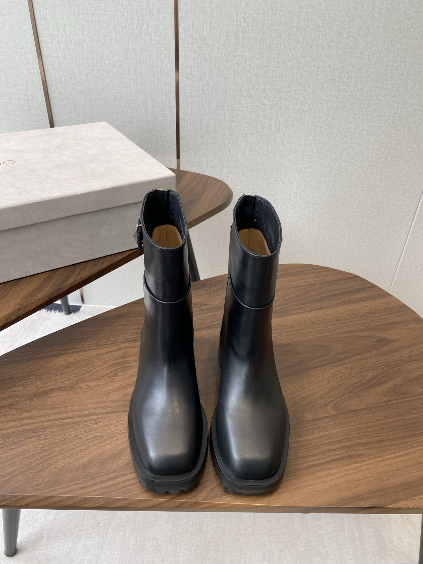 NO:594078,Short boots, high boots, Jimmy choo genuine leather French retro, minimalist and versatile flat-soled thick-soled Chelsea short boots. The feet are really the most comfortable style I have ever worn. They are so soft!  People who are foot grinders must pick it up. It has a high-end yet simple feel. In fact, in addition to being good-looking, it is so comfortable that you can’t bear to take it off!  Paired with jeans, suit pants, and skirts, there is no sense of violation. The fabric is original imported calfskin. The sole is original sole. Size#35-42 (40 41 42 customization is non-returnable and non-exchangeable), boots, jimmy choo, boots, skirts, jeans, business suit, cowhide19860909短靴 高靴 Jimmy choo 真皮法式复古 极简百搭平底厚底切尔西短靴脚真的是史上我穿过最最舒服的款式太柔软啦！ 磨脚星人一定要收了它 有一丢高级又简约的感觉其实除了好看以外它的舒适度真的是好穿到舍不得脱下来啦！ 搭配牛仔裤 西装裤 半身裙都毫无违和感 面料原版进口小牛皮 鞋底原版鞋底 Size#35-42（40 41 42定制不退不换）,靴子,jimmy choo,boots,skirts,jeans,business suit,cowhide,Women's Shoes