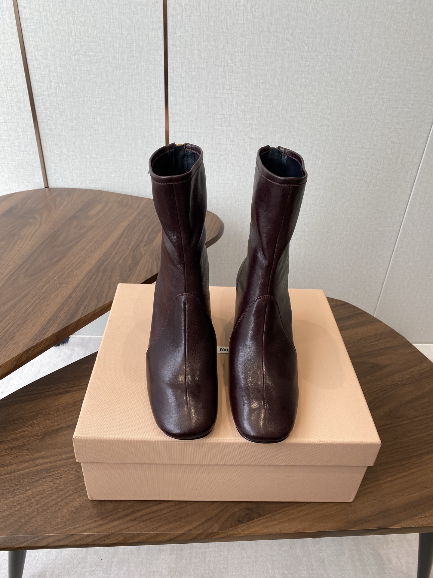 NO:594382,Miu miu 25ss elastic short boots new autumn and winter catwalk boots!  One of the most worth-buying boots this year!  There are so many internet celebrities on their feet. Miumiu is really cool this autumn and winter. It is a limited edition for autumn and winter. It is very difficult to buy in the counter. It looks very hard, but it is actually very soft and easy to wear!  The feet feel great!  The boots are wide, no matter whether your legs are thick or thin, you can wear them with a loose feeling and make your legs look very straight!  !  Full of punk style!  Fabric: calfskin, lining cowhide Outsole: Italian genuine leather sole Size#35-40 (40 41 customization is not returnable), boots, miumiu, boots, cowhide19860909Miu miu 25ss 弹力 短靴 秋冬走秀新款短靴！ 今年最值得入手的靴子 没有之一！超多网红明星上脚 miumiu今年秋冬确实泰酷辣 秋冬限定款 专柜非常难买 看着很硬的样子 其实非常软巨好穿！脚感超赞！ 靴筒宽大 不管腿粗腿细 都能穿出宽松感而且非常显腿直！！朋克风十足！ 面料:小牛皮 内里牛皮 大底:意大利真皮底  Size#35-40（40 41定制不退换）,靴子,miumiu,boots,cowhide,Women's Shoes