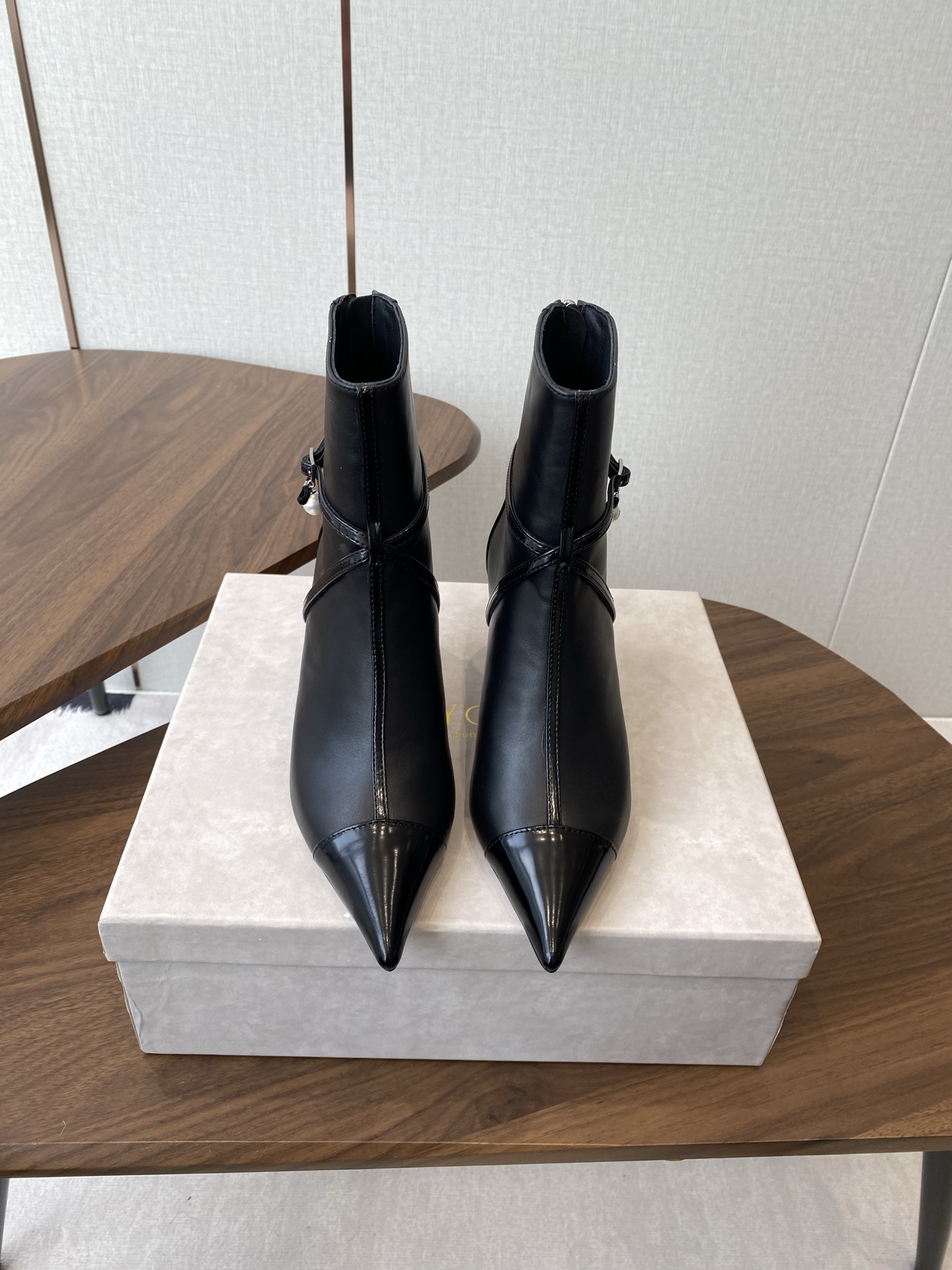 NO:594074,JIMMY CHOO 25ss new autumn and winter style for women, small pointed toe short boots, latte navy blue contrasting leather and knitted ankle boots, the incarnation of the modern fashion trend. Reimagine the classic Mary Jane shoe shape to create a hybrid sock boot spliced with textile fabrics. Elegant pointed toe upper is made of brushed leather, cleverly spliced with exquisite knitted socks, eye-catching and iconic. Heel height 6.5CM. Fabric: imported calfskin. Lining: cow lining.  Outsole: Genuine leather outsole Size#35-42 (40 41 42 custom-made and non-returnable), boots, jimmy choo, boots, mary jane, cowhide, Leather soles19860909JIMMY CHOO 25ss 秋冬季新款 女士 小尖头短靴 拿铁色海军蓝色撞色皮革拼针织踝靴 现代时尚的潮流化身 将经典玛丽珍鞋型重新想象设计,打造出一款拼接有纺织面料的混合袜靴 雅致尖头鞋面采用拉绒皮革制作,巧妙拼接精美针织短袜,吸睛饰有标志性 跟高6.5CM 面料:进口小牛皮 内里:牛里 大底:真皮大底 Size#35-42（40 41 42订做不退换）,靴子,jimmy choo,boots,mary jane,cowhide,Leather soles,Women's Shoes