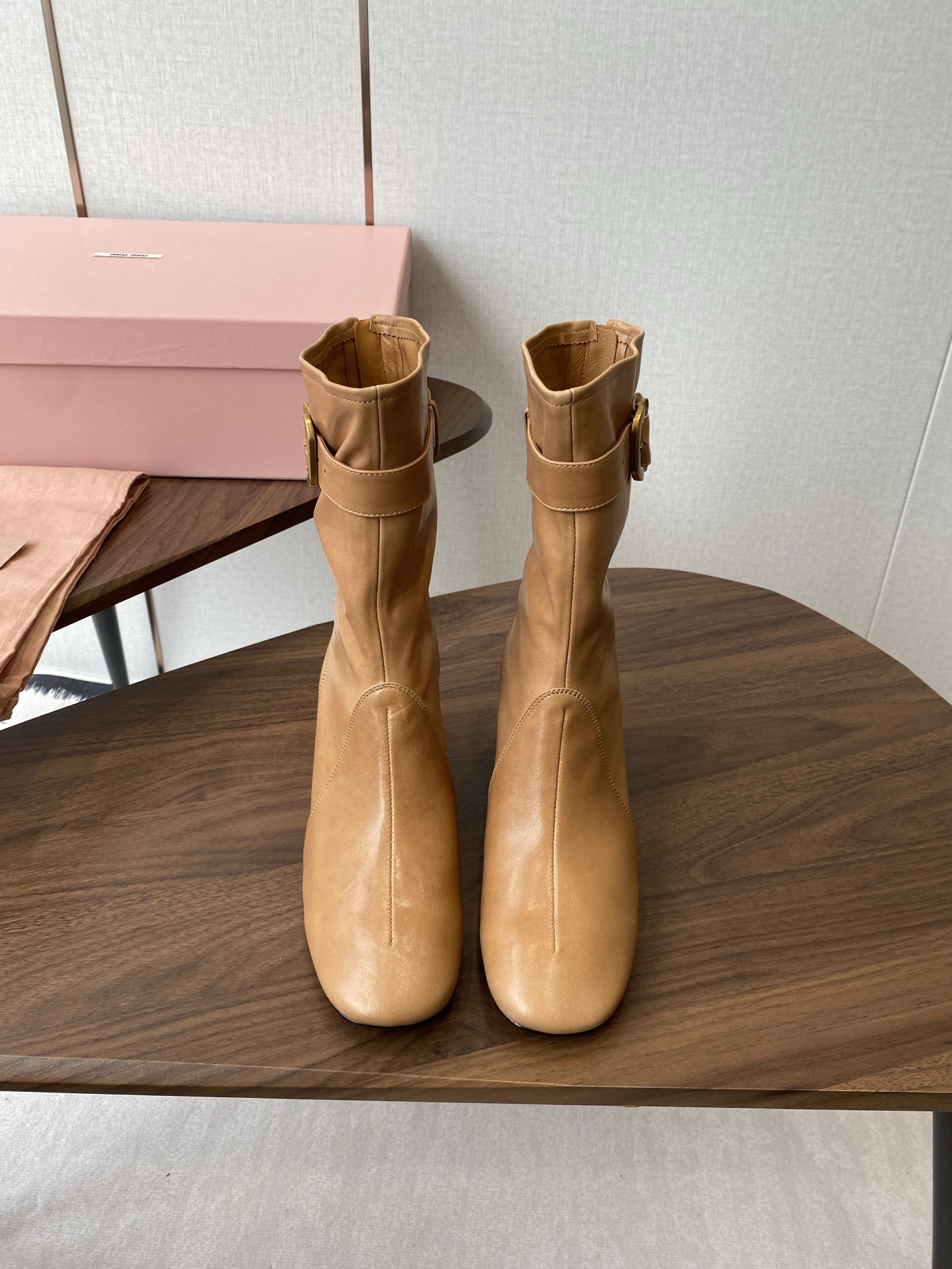 NO:594393,Short boots, high boots, Miu miu 25ss elastic short boots, new autumn and winter catwalk boots, long boots, the most worth buying boots this year!  There are so many internet celebrities on their feet. Miumiu is really cool this autumn and winter. It is a limited edition for autumn and winter. It is very difficult to buy in the counter. It looks very hard, but it is actually very soft and easy to wear!  The feet feel great!  The boots are wide, no matter whether your legs are thick or thin, you can wear them with a loose feeling and make your legs look very straight!  !  Full of punk style!  Fabric: calfskin, lining cowhide Outsole: Italian genuine leather sole Size#35-40 (40 41 customization is not returnable), boots, miumiu, boots, cowhide19860909短靴 高靴 Miu miu 25ss 弹力 短靴 秋冬走秀新款短靴 长靴 今年最值得入手的靴子 没有之一！超多网红明星上脚 miumiu今年秋冬确实泰酷辣 秋冬限定款 专柜非常难买 看着很硬的样子 其实非常软巨好穿！脚感超赞！ 靴筒宽大 不管腿粗腿细 都能穿出宽松感而且非常显腿直！！朋克风十足！ 面料:小牛皮 内里牛皮 大底:意大利真皮底  Size#35-40（40 41定制不退换）,靴子,miumiu,boots,cowhide,Women's Shoes