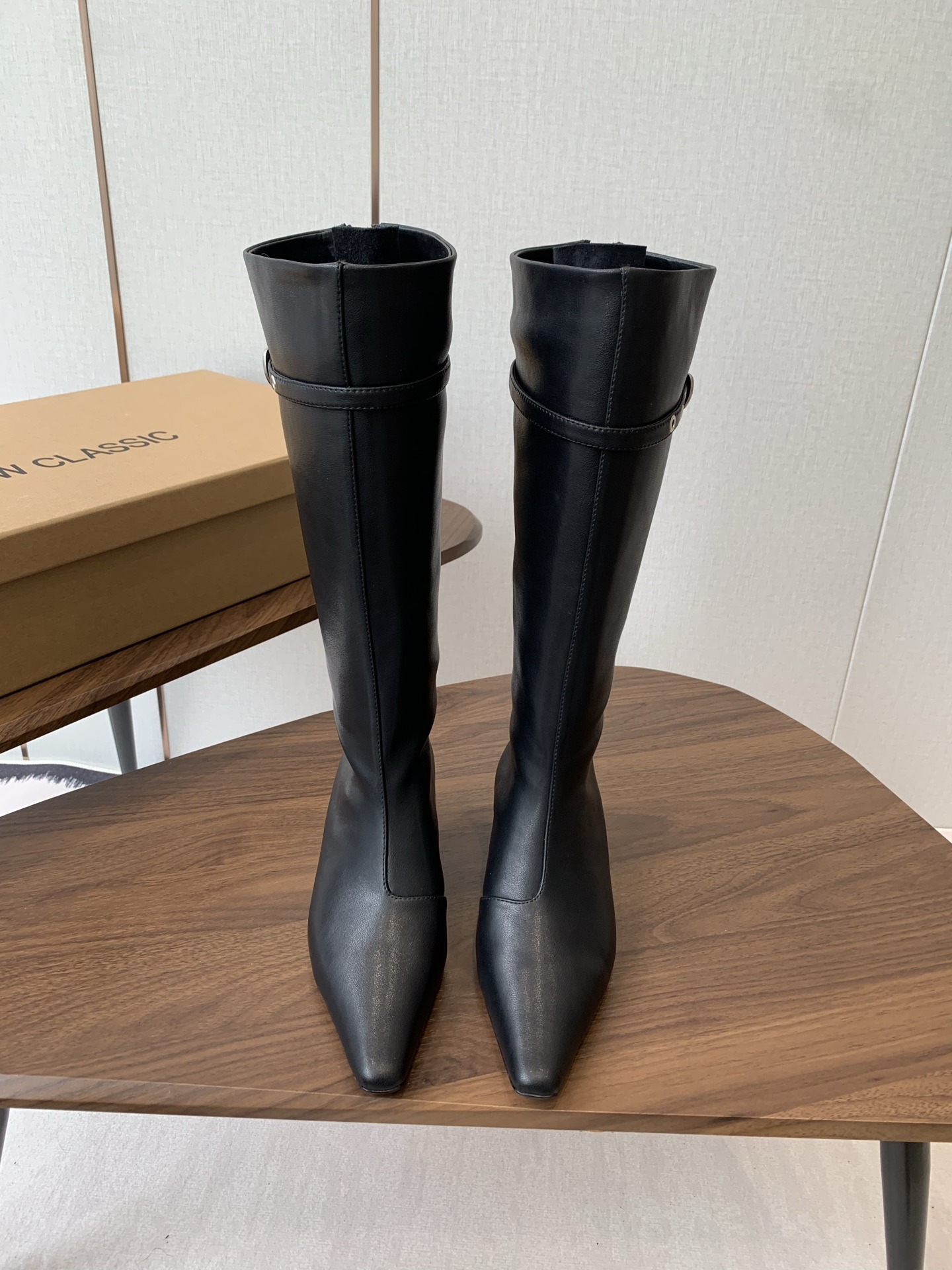 NO:594096,Lowclassic 2025 /fw Classic street riding boots. Recently popular Lowclassic niche item, hot riding boots on the street. Fried chicken, soft and comfortable low-heeled shoes, fashionable, a must-have item that you must not miss. Excellent texture. Versatile and not easy to hit. Slim boots. Imported first-layer cowhide, genuine leather lining, original genuine leather outsole. Size35-39 (40 customized, non-refundable), boots, boots, cowhide, Leather soles19860909Lowclassic 2025 /fw Classic压街骑士靴 近期火爆Lowclassic小众单品压街火爆骑士靴,炒鸡柔软舒适矮跟鞋、时髦绝对不等错过的必入款、质感极好 百搭不易撞款 显瘦筒靴 进口头层牛皮、真皮内里、原版真皮大底 Size35-39 (40订做不退换),靴子,boots,cowhide,Leather soles,Women's Shoes