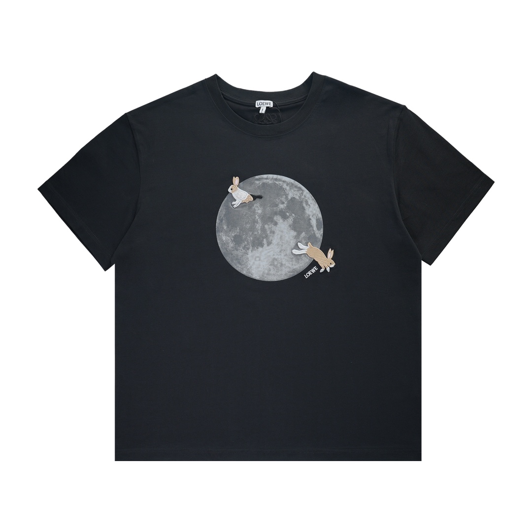 🅿️105 Camiseta LOEWE ✖️ Suna Fujit con bordado de conejo lunar. Tejido de algodón ligero, con estampado de luna en la …