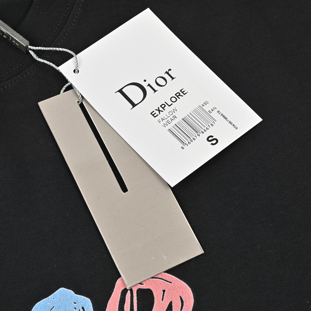 DIOR 迪奥24ss彩色字母康丽数码印花圆领短袖 Logo标识精致升级灵感源自八十年代复古