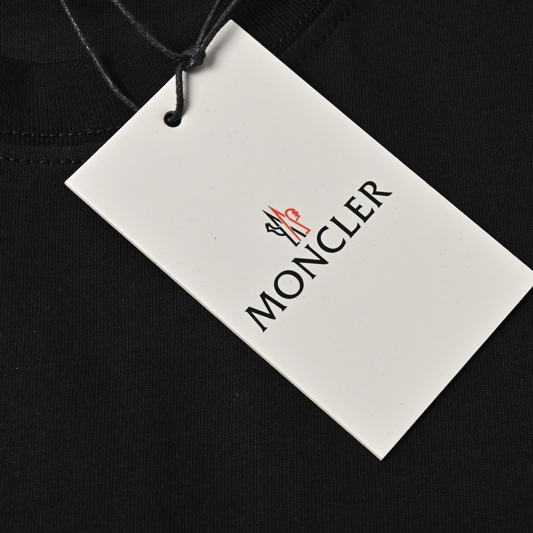 Moncler/蒙口24春夏新品数码透气动画人物印花纯棉简约百搭短袖T恤 529120003