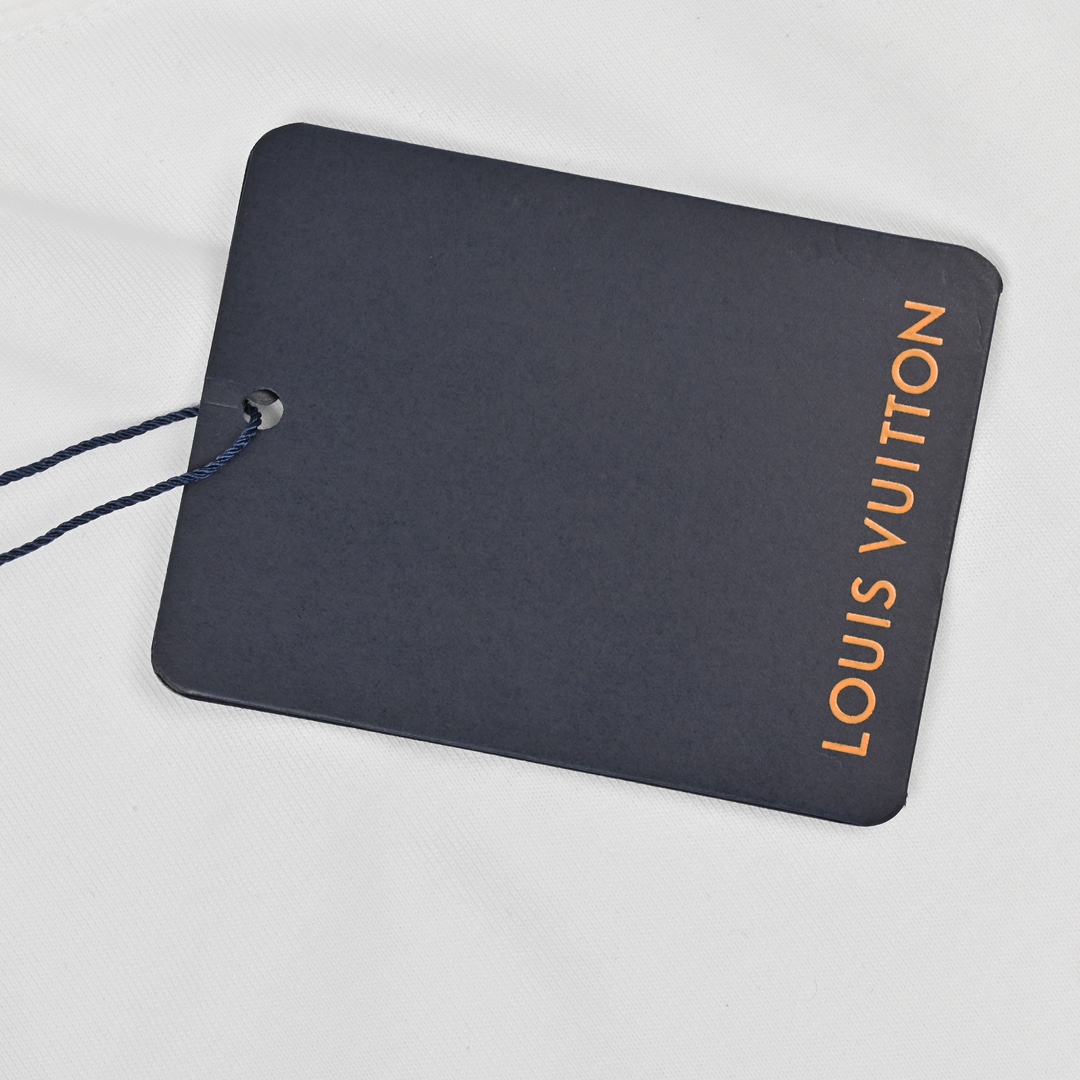 Louis路易家24ss 大师亲手设计潮牌新品印花圆领短袖T恤 白色 黑色-莆田鞋,莆田鞋货源,高仿鞋,高仿鞋货源,安福档口,莆田高仿鞋,莆田鞋批发,高仿鞋批发,莆田高仿运动鞋,高仿运动鞋,莆田运动鞋 Louis路易家24ss 大师亲手设计潮牌新品印花圆领短袖T恤 白色 黑色