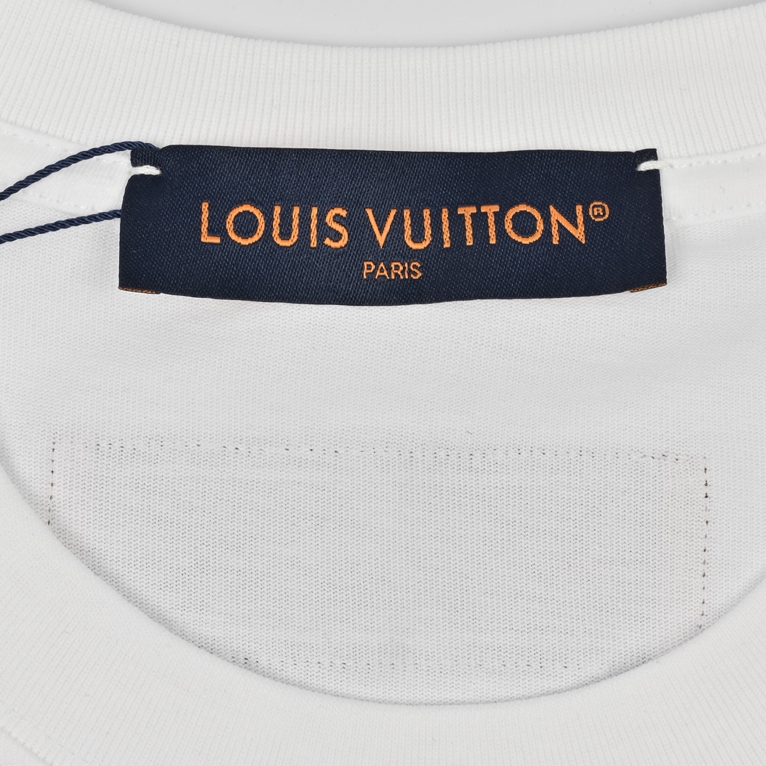 Louis路易家24ss 大师亲手设计潮牌新品印花圆领短袖T恤 白色 黑色-莆田鞋,莆田鞋货源,高仿鞋,高仿鞋货源,安福档口,莆田高仿鞋,莆田鞋批发,高仿鞋批发,莆田高仿运动鞋,高仿运动鞋,莆田运动鞋 Louis路易家24ss 大师亲手设计潮牌新品印花圆领短袖T恤 白色 黑色
