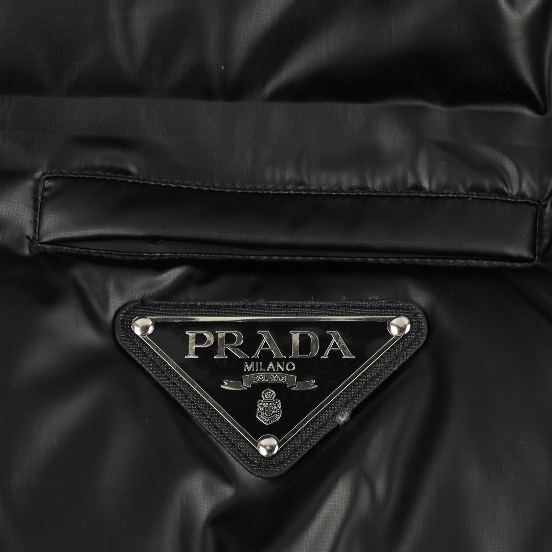 Prada/普拉达 21Fw经典三角标帽子可拆卸羽绒服
