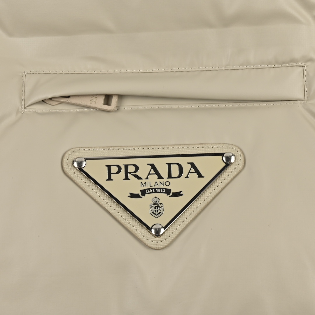 Prada/普拉达 21Fw经典三角帽标帽子可拆卸羽绒服