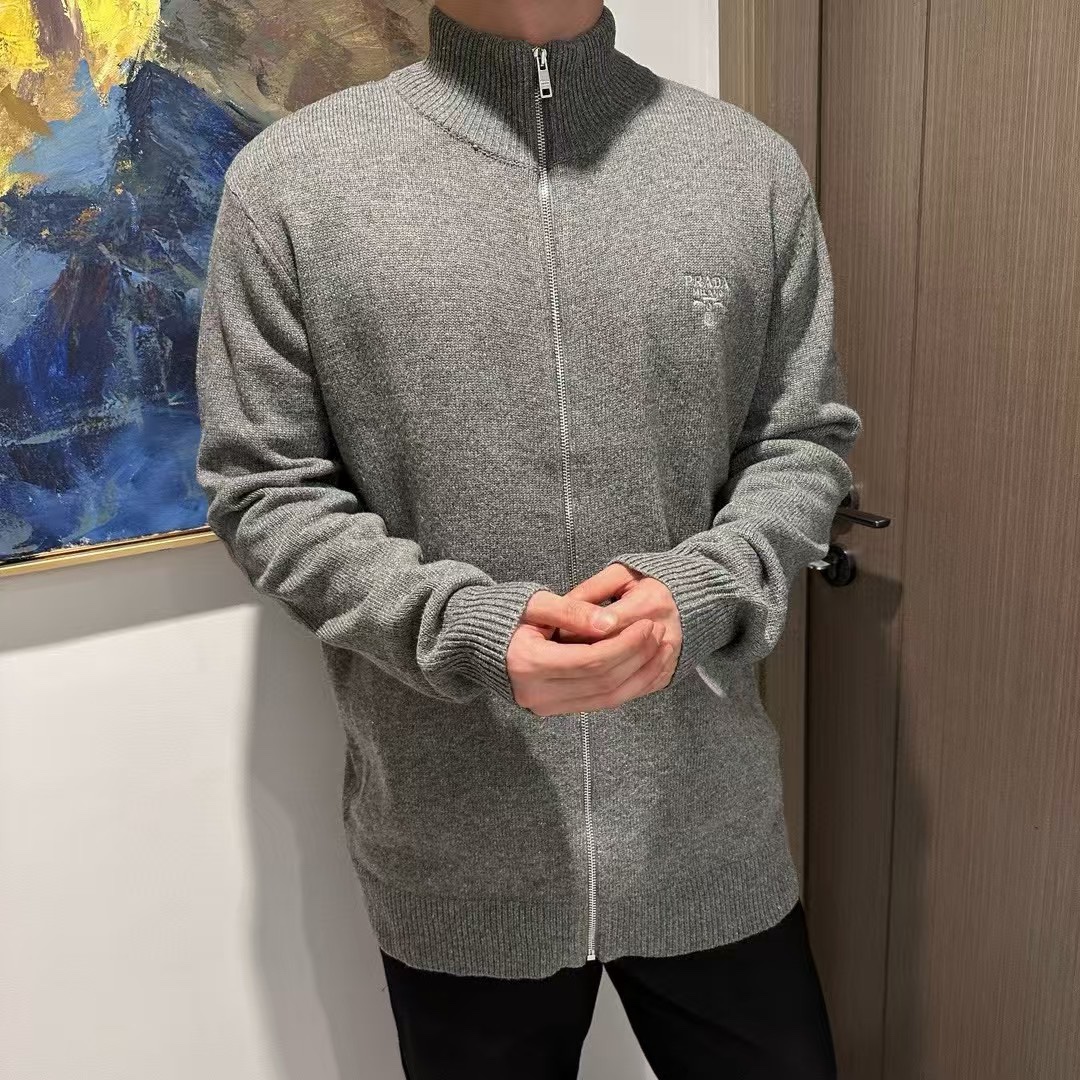 Prada普拉达23FW 刺绣胸标拉链毛衣 尺码参考#