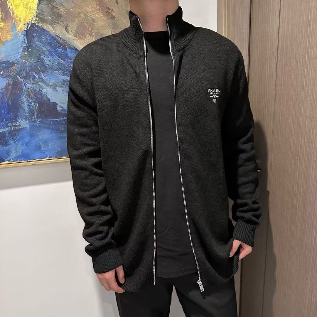 Prada普拉达23FW 刺绣胸标拉链毛衣 上身效果#