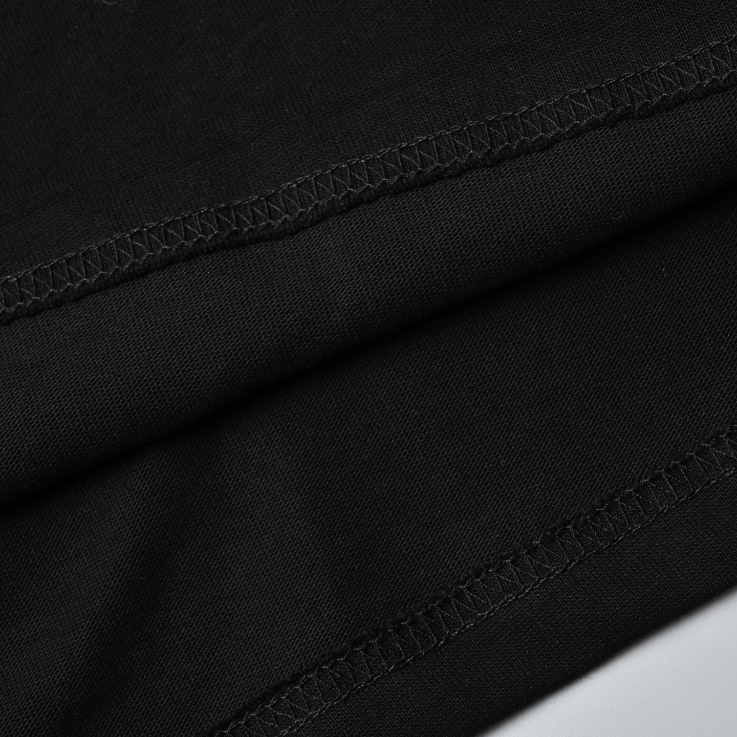 Louis Vuttion路易威登经典刺绣小标圆领短袖