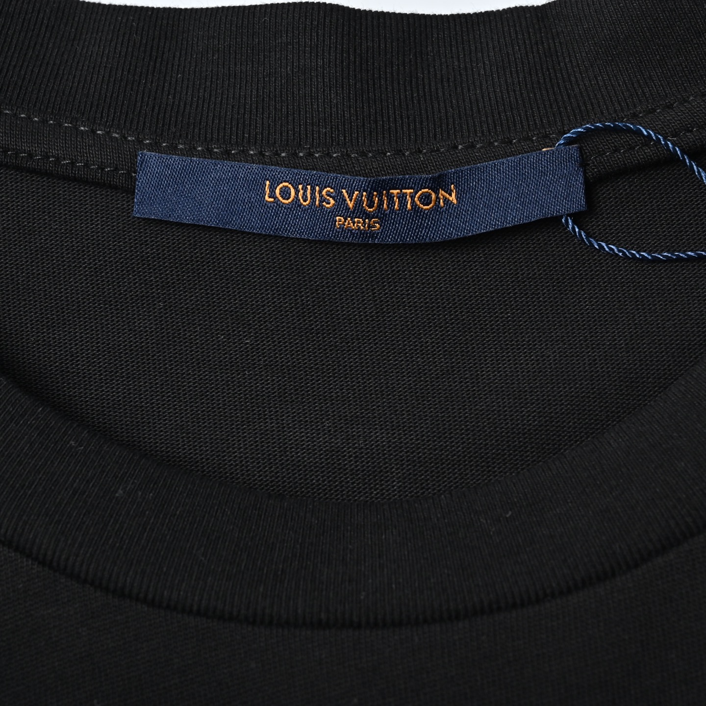 Louis Vuttion路易威登经典刺绣小标圆领短袖