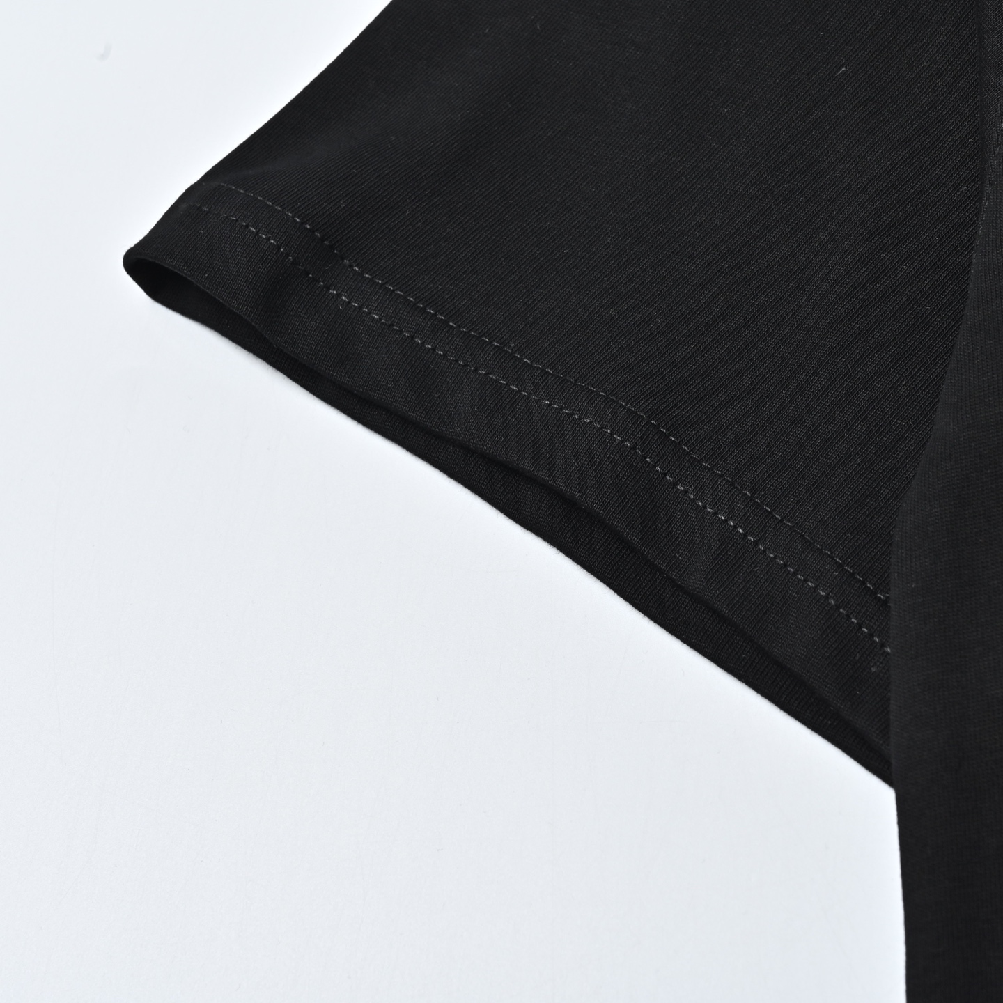 Louis Vuttion路易威登经典刺绣小标圆领短袖