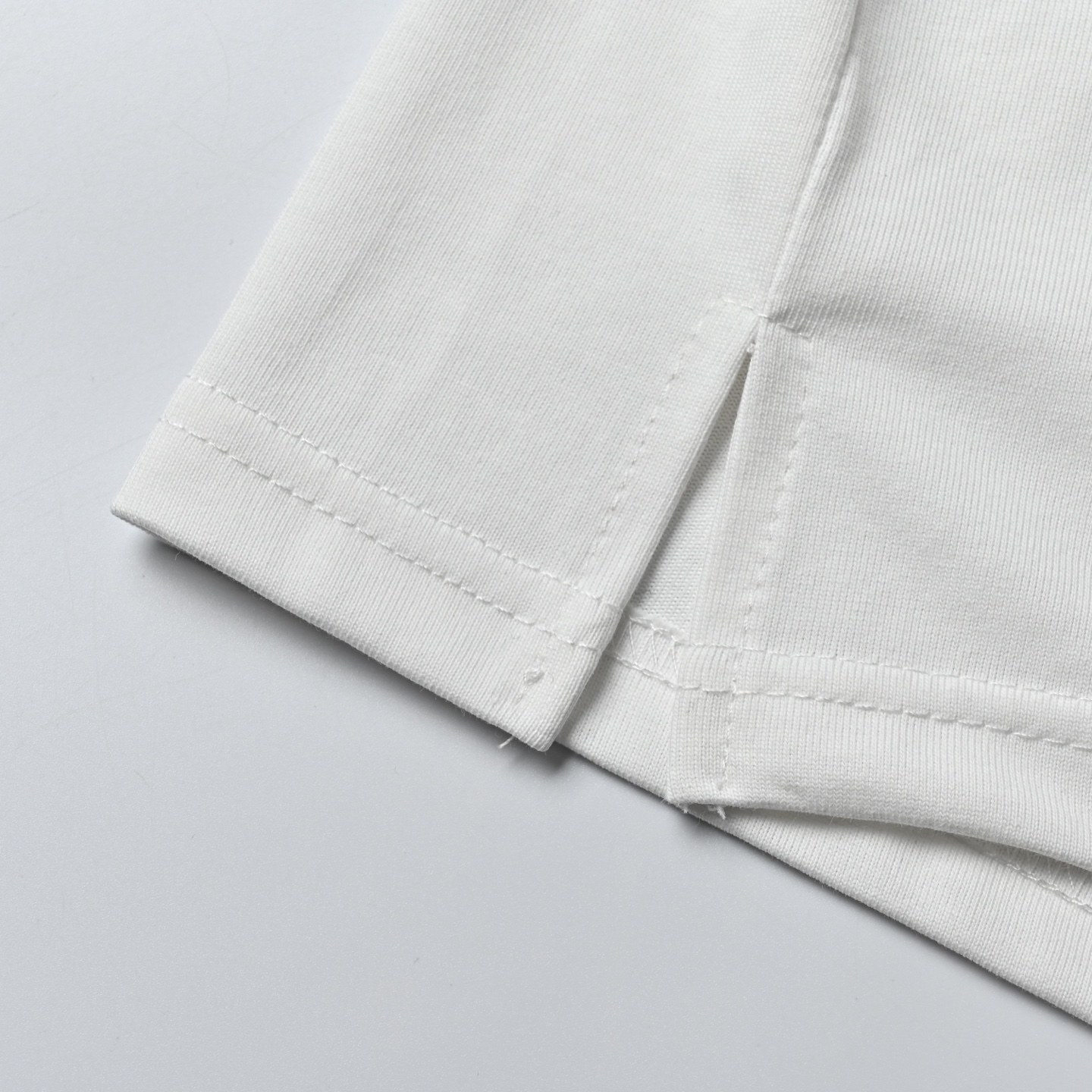 Miumiu缪缪25SS小刺绣纯色长袖